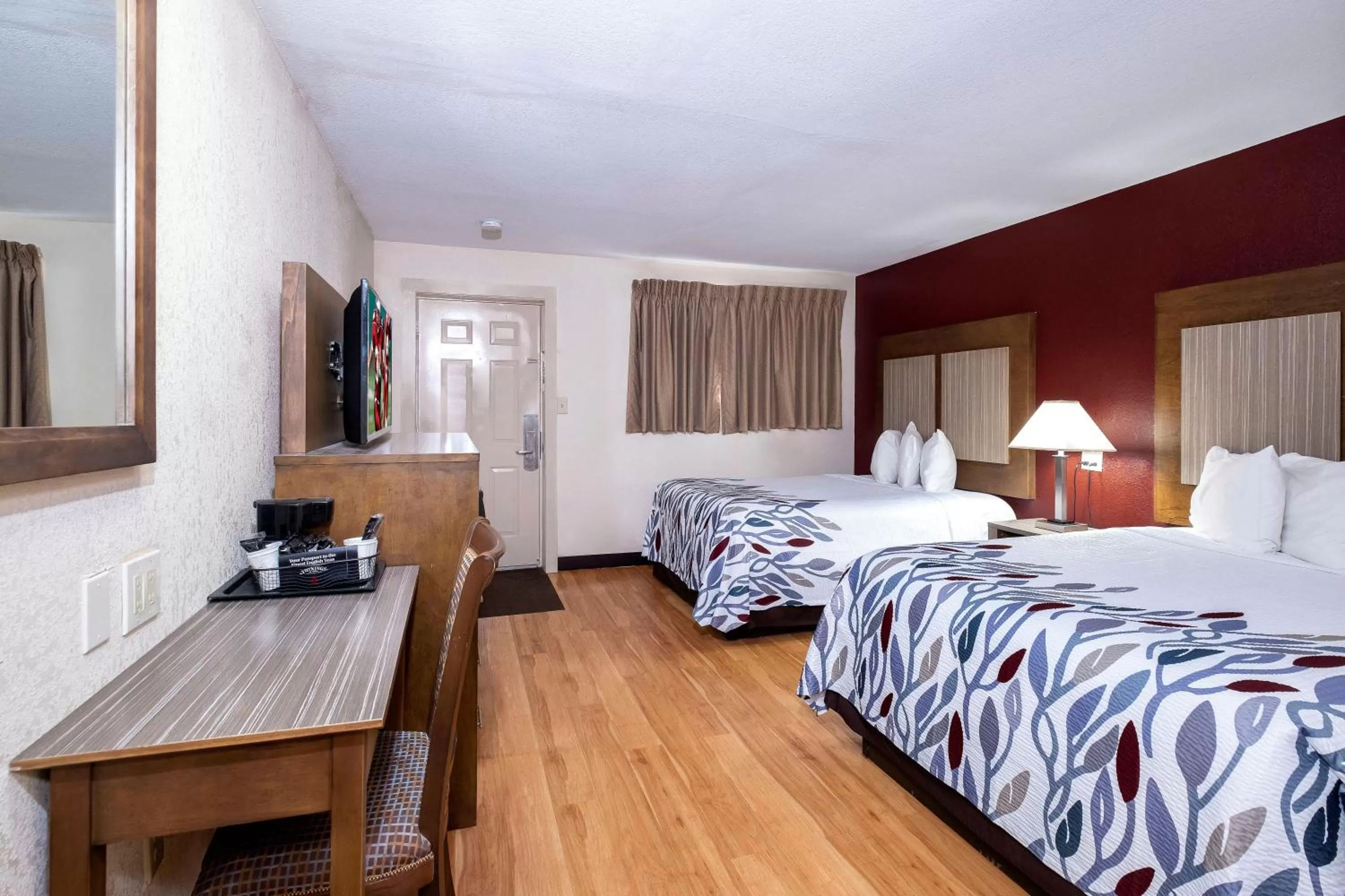 Photo of the whole room, Bed in Red Roof Inn Neptune - Jersey Shore
