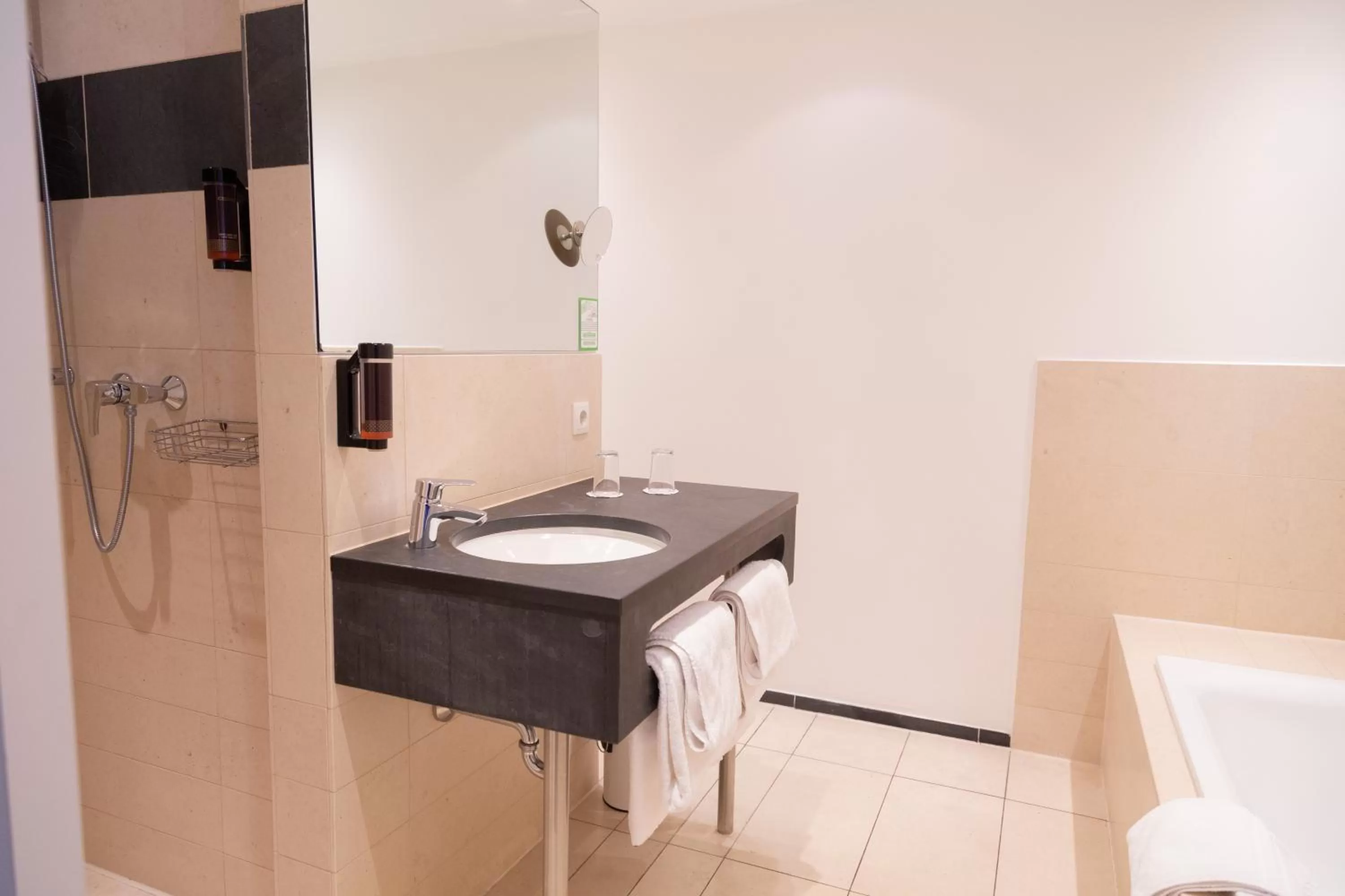 Bathroom in Das Ebertor - Hotel & Hostel