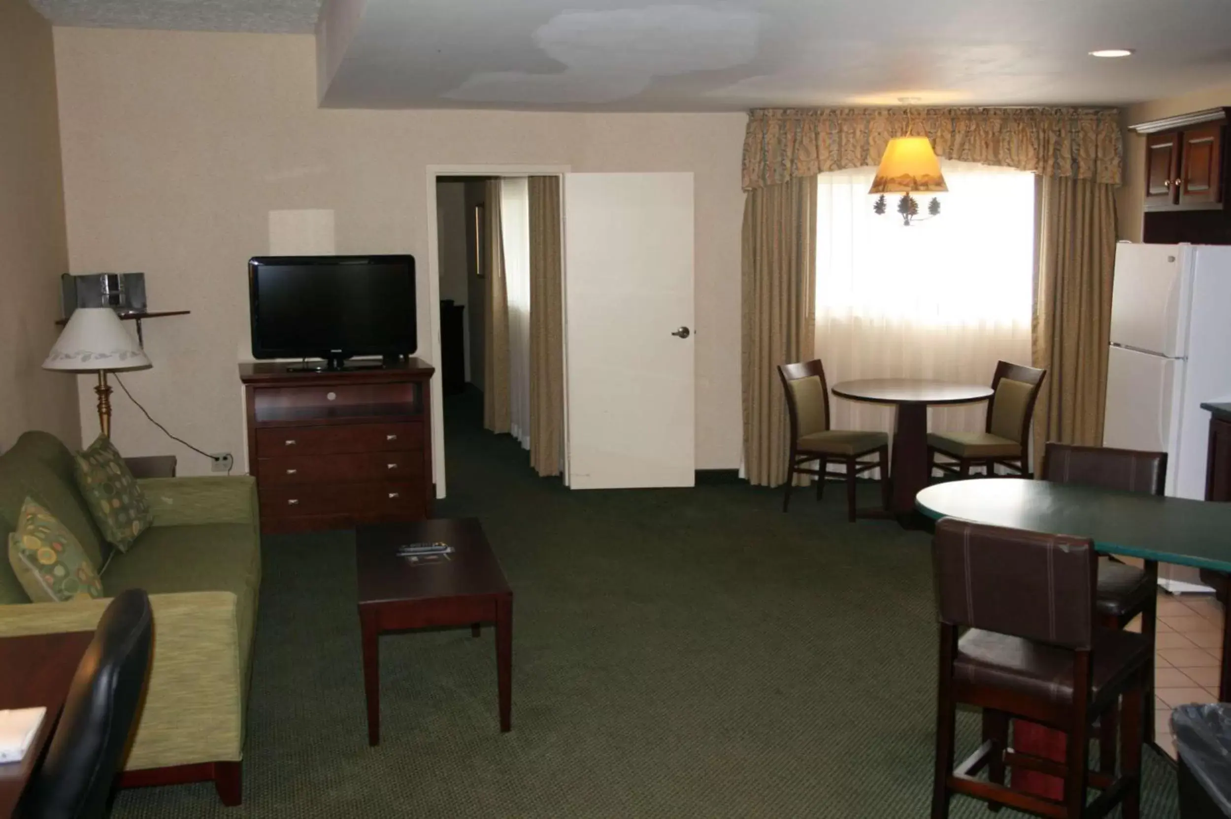 Living room, TV/Entertainment Center in Hampton Inn Burlington - Colchester