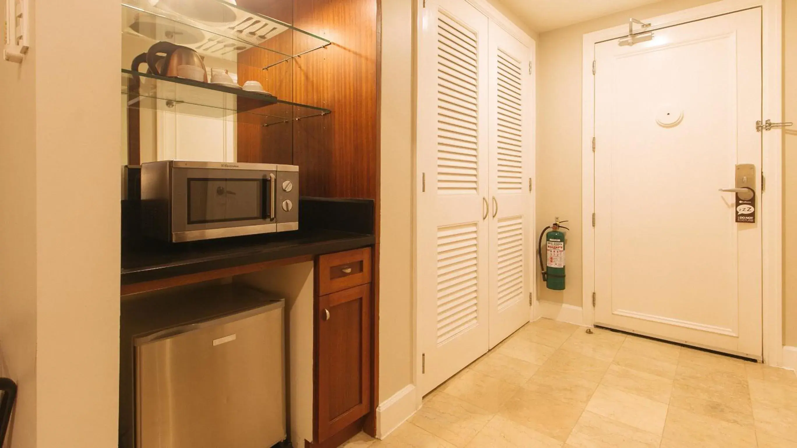 Bedroom, Kitchen/Kitchenette in RedDoorz Premium @ The Residences Olympia Makati
