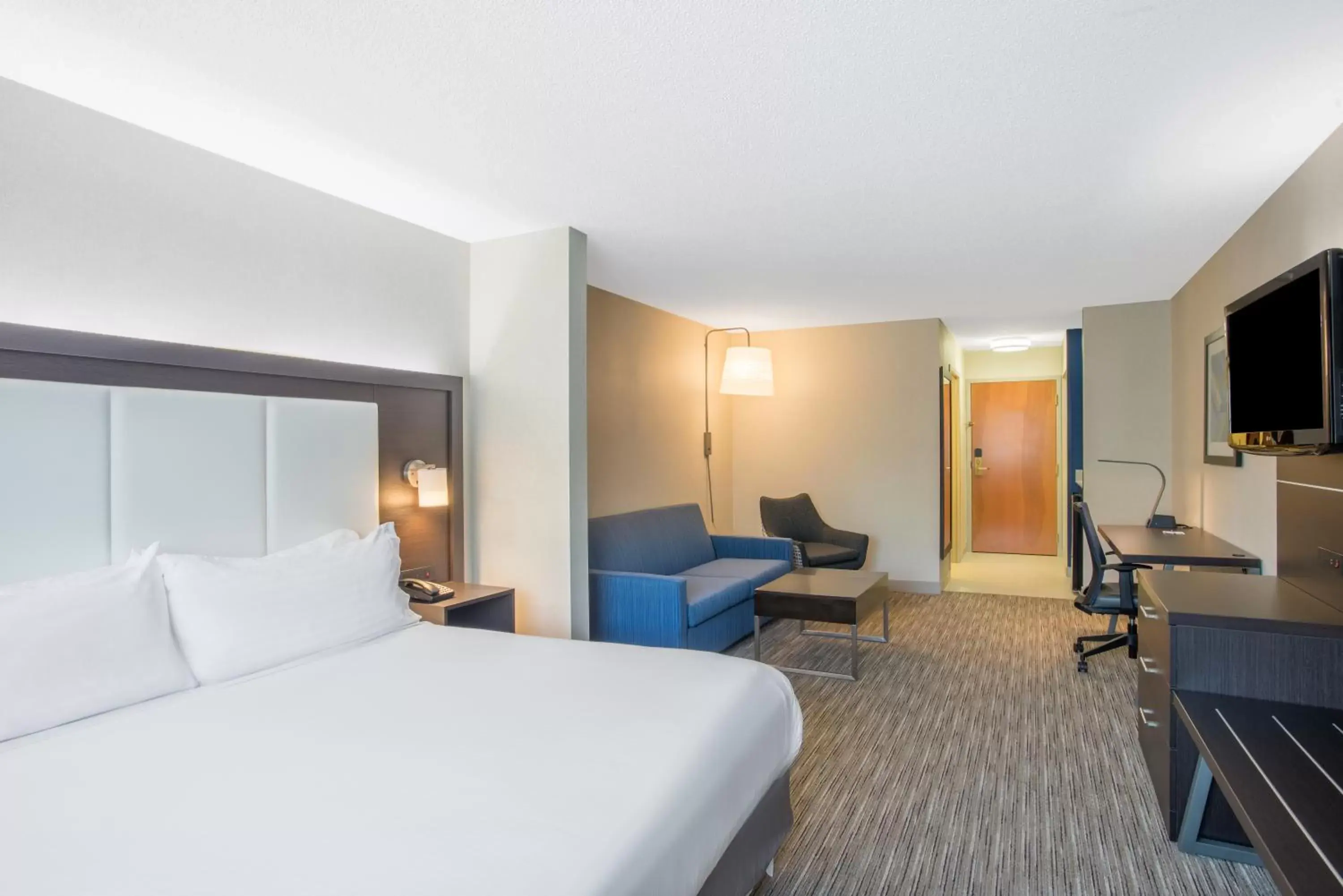 Bedroom, Bed in Holiday Inn Express Hotel & Suites Boston - Marlboro, an IHG Hotel