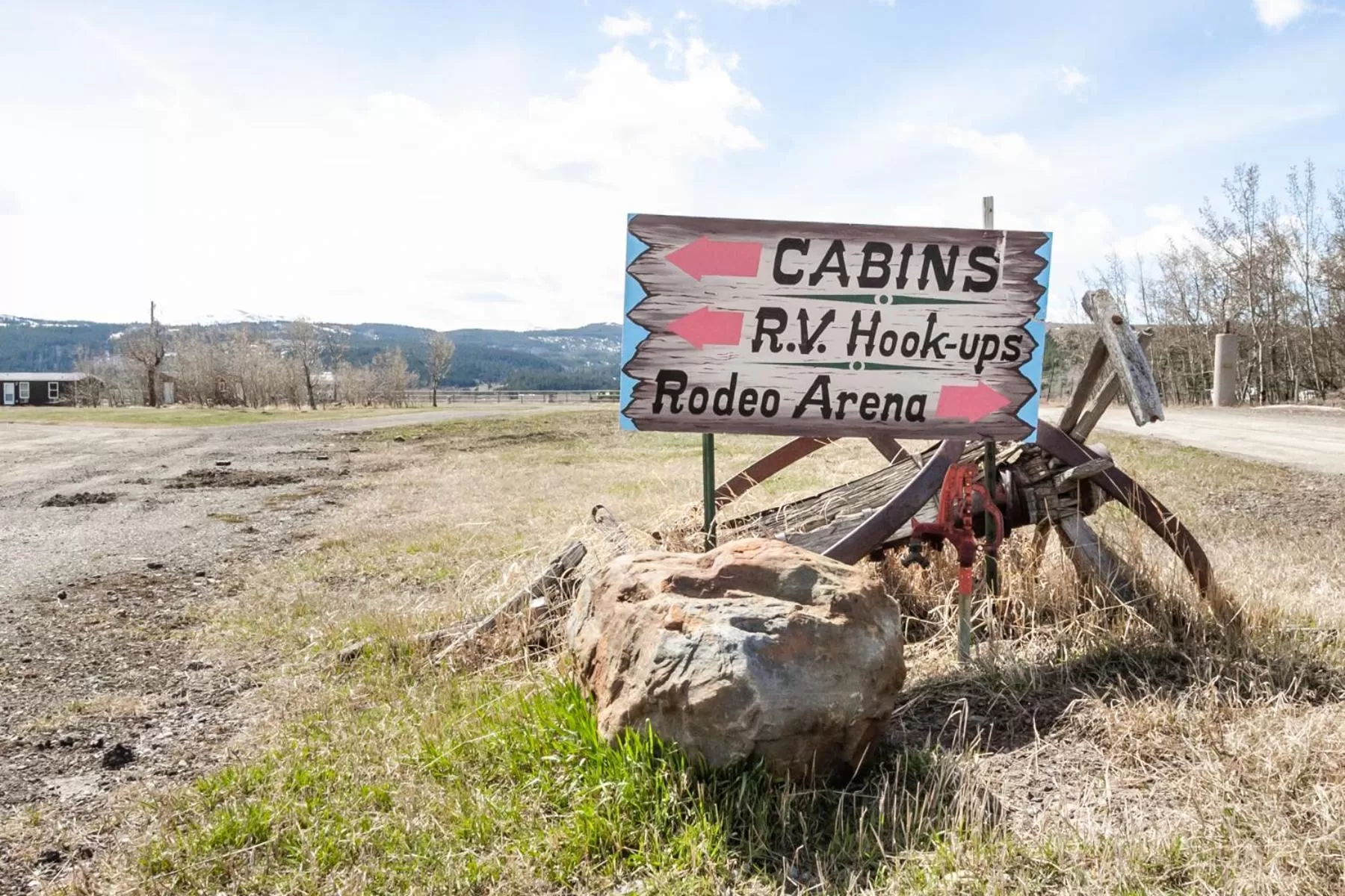 Deluxe Queen Room Cabin in Circle R Motel