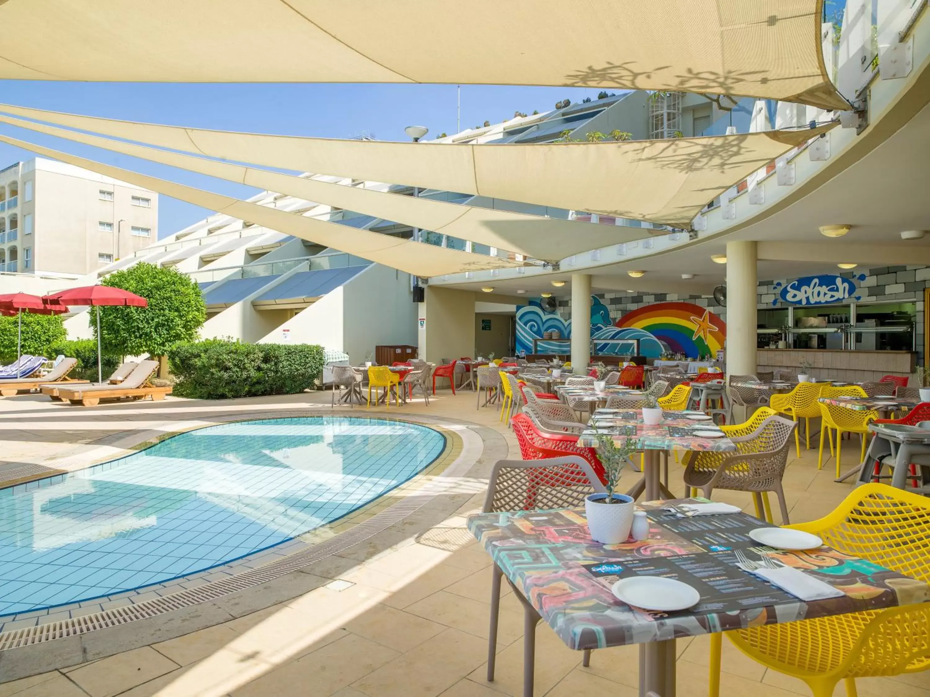 Restaurant/places to eat, Swimming Pool in St Raphael Resort