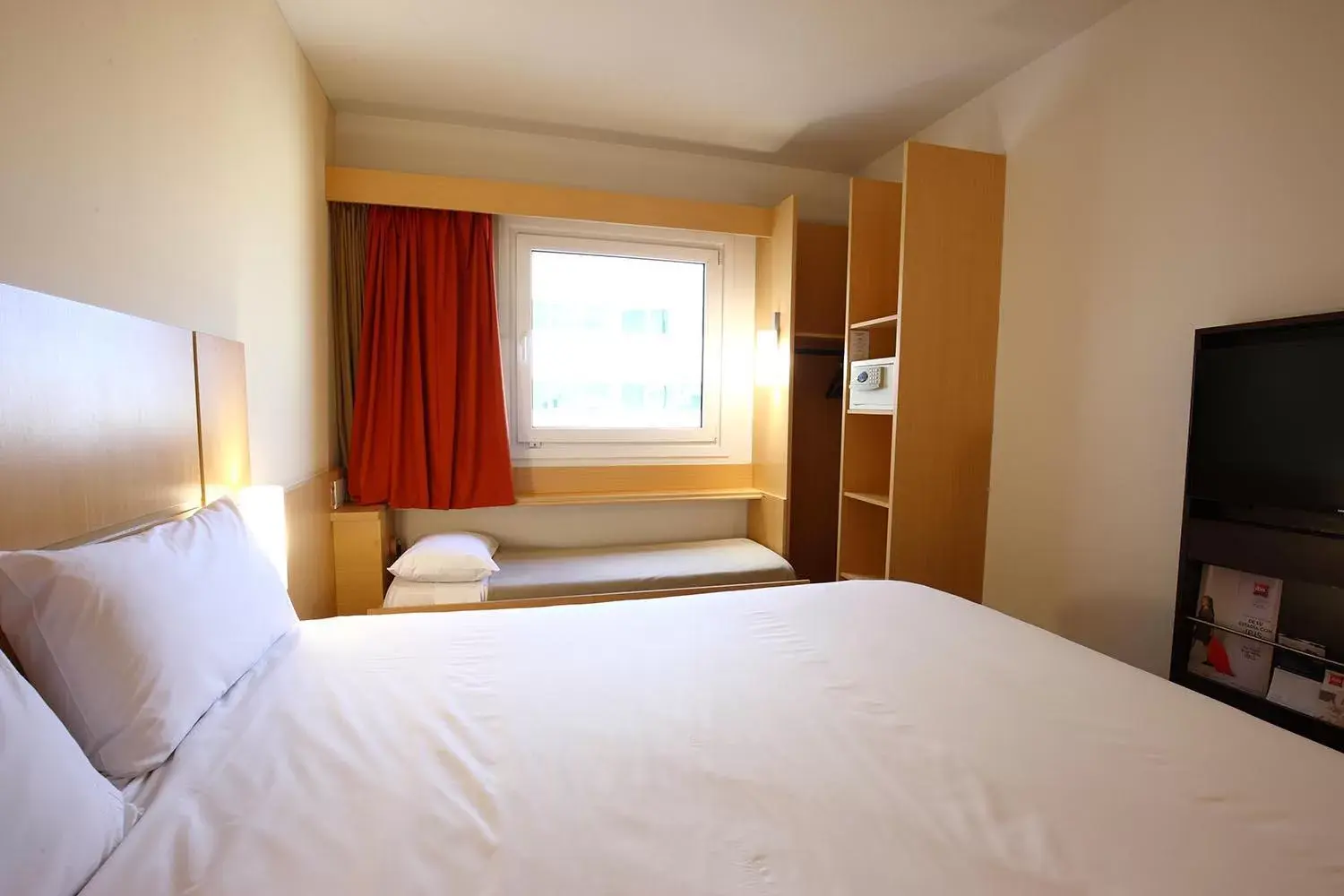 Photo of the whole room, Bed in ibis Buenos Aires Obelisco Photo of the whole room, Bed in ibis Buenos Aires Obelisco