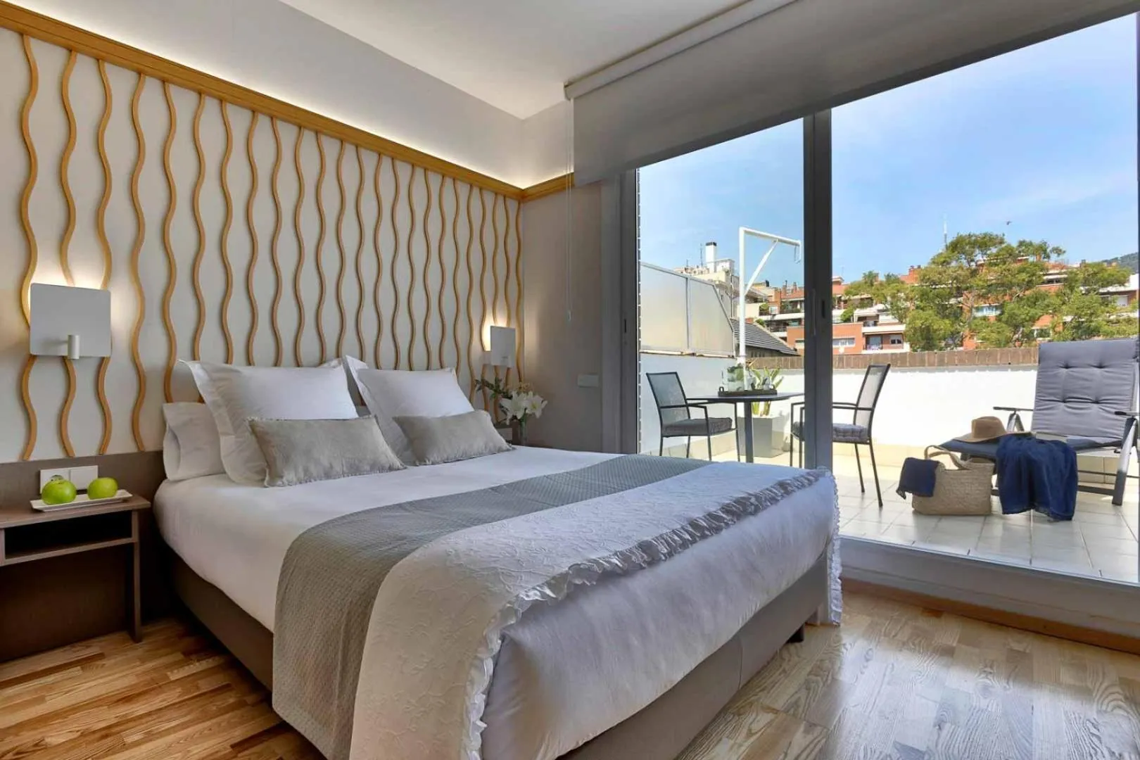 Photo of the whole room, Bed in Bonanova Suite