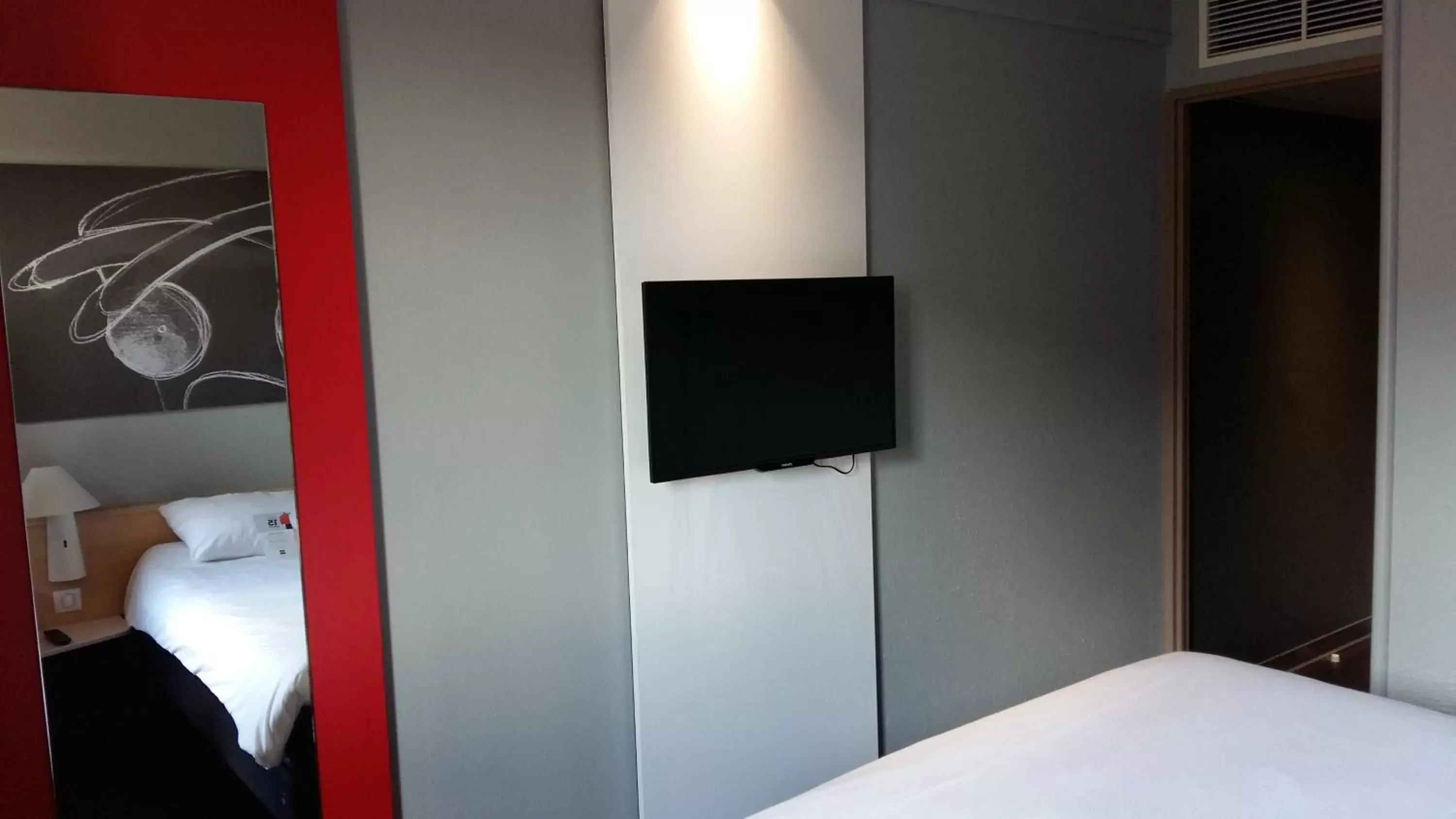 Photo of the whole room, TV/Entertainment Center in ibis Epinal Centre