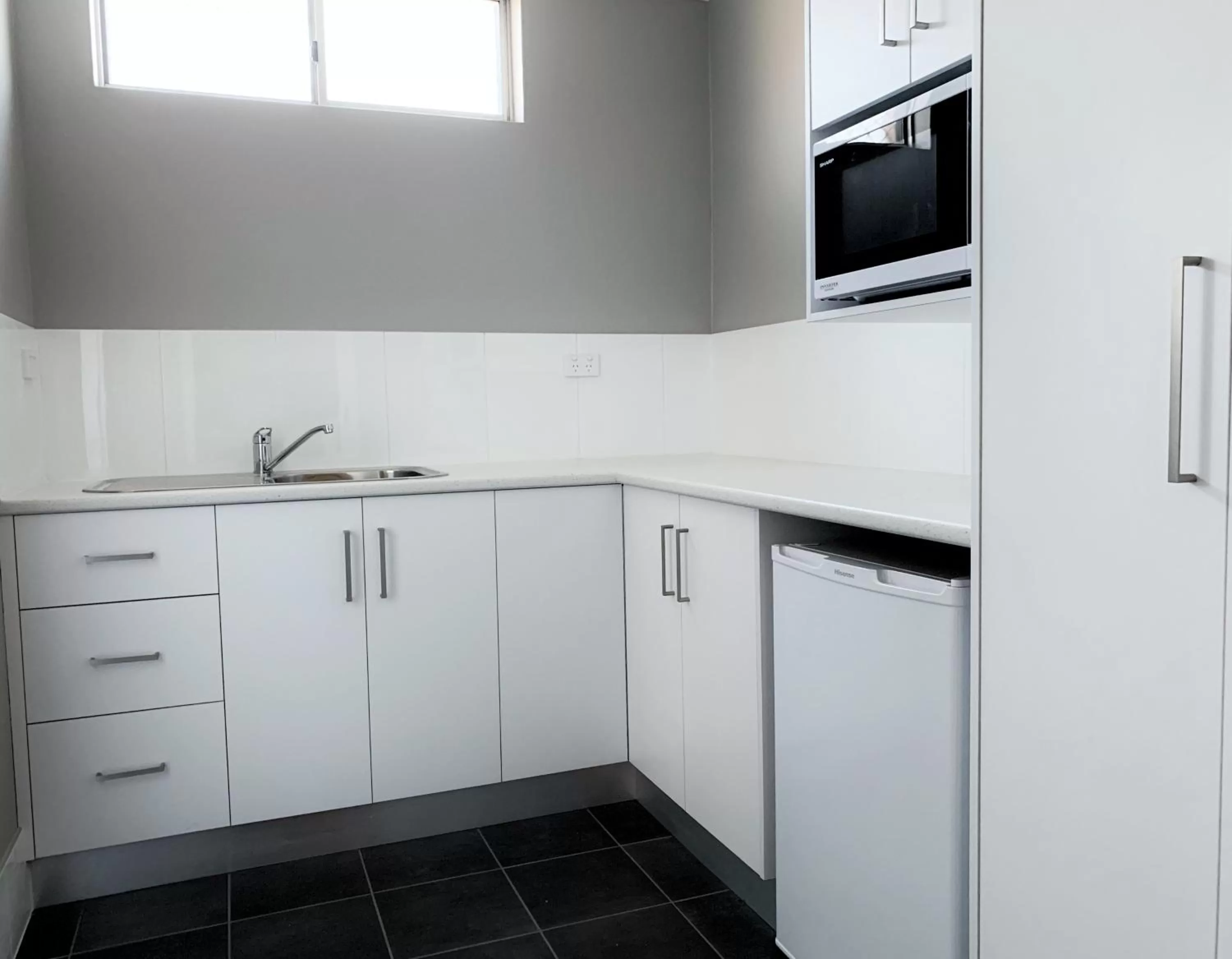 Kitchen or kitchenette in Cascades Motor Inn