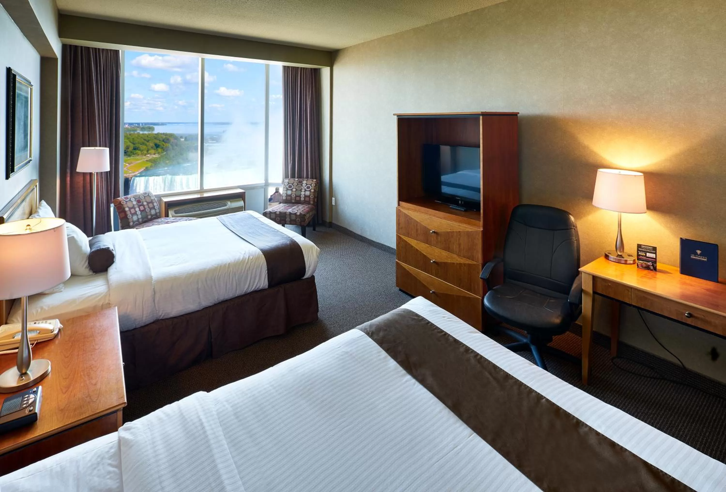 TV and multimedia, Bed in The Oakes Hotel Overlooking the Falls