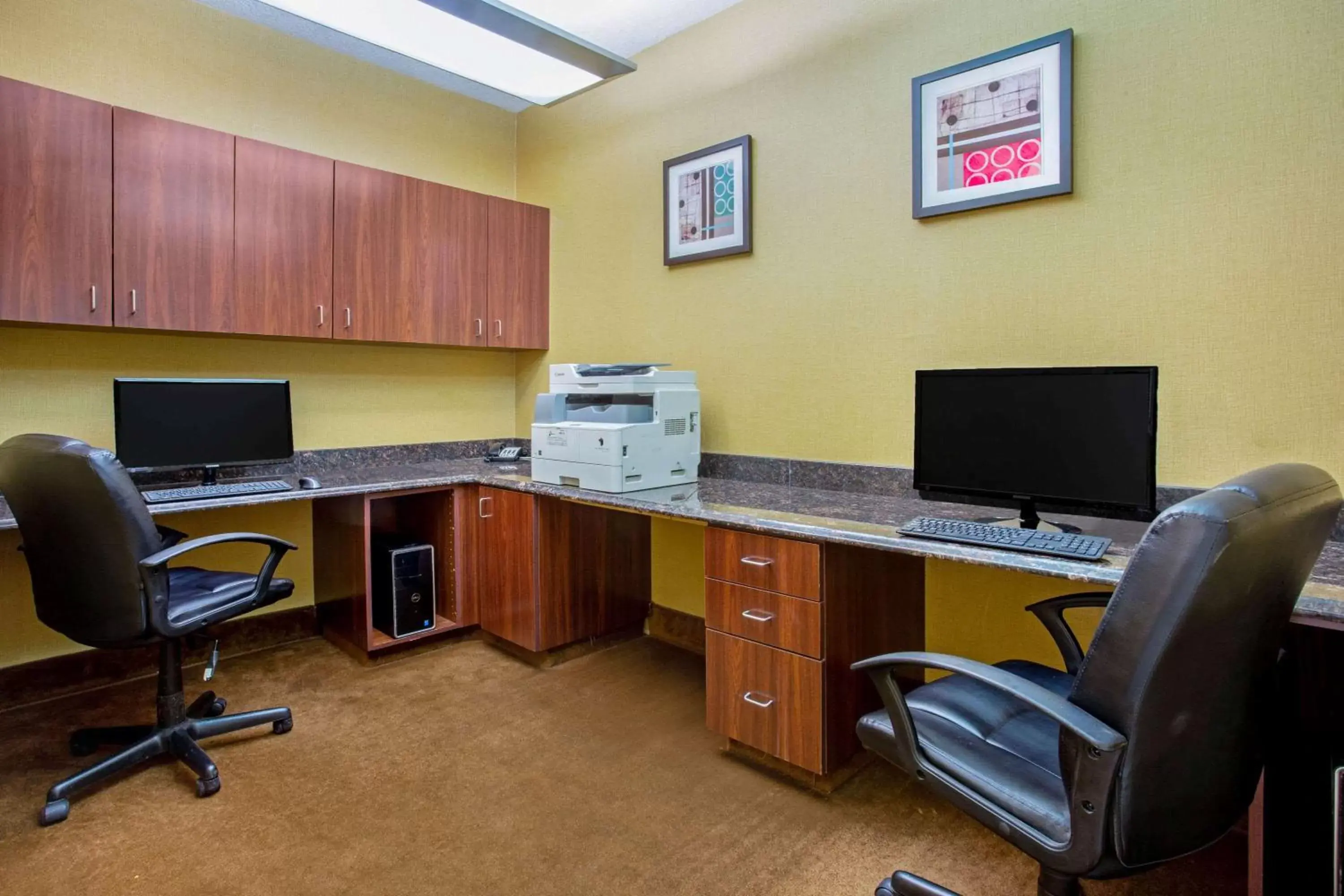 On site, Business Area/Conference Room in La Quinta by Wyndham Bismarck