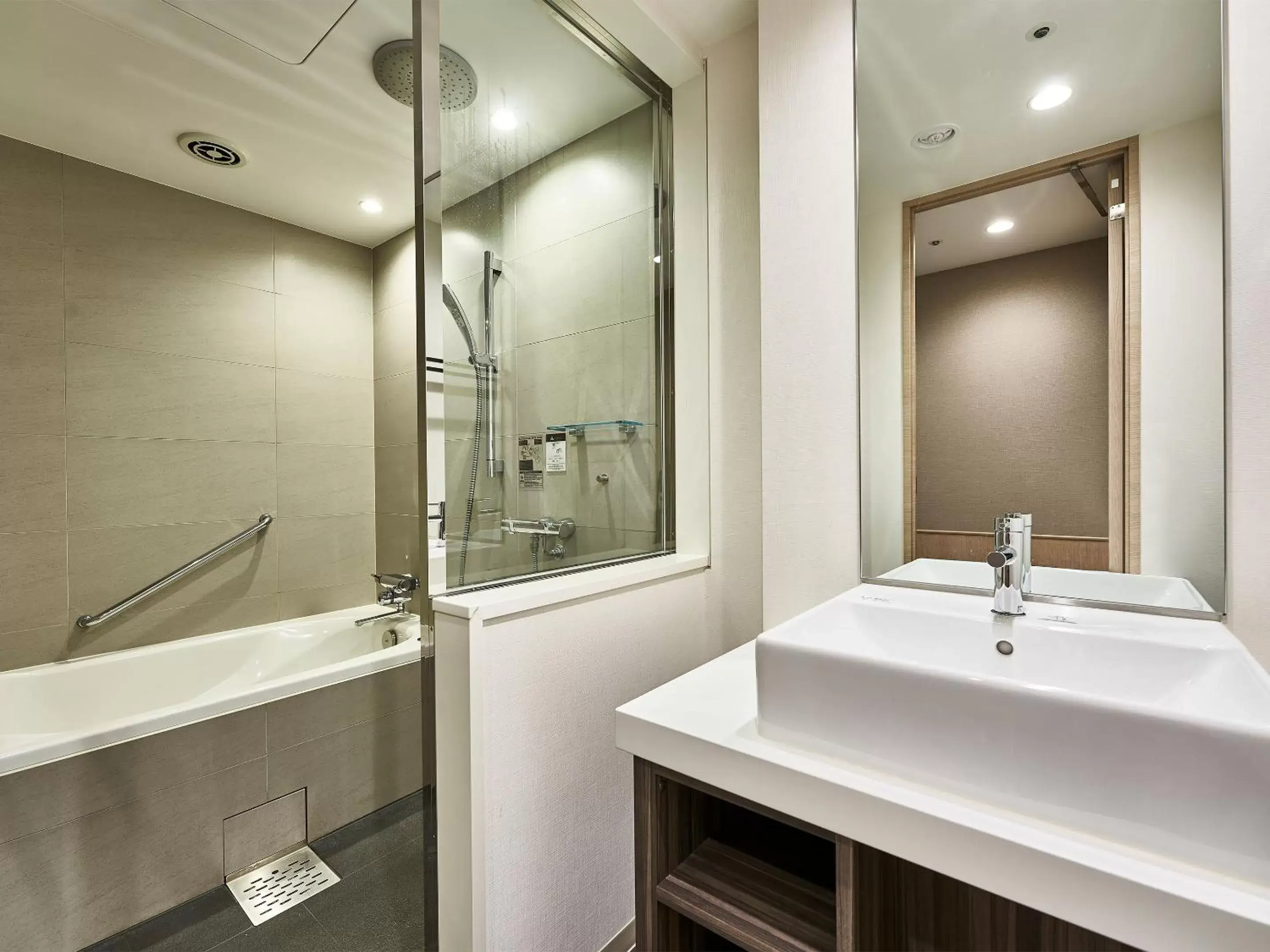 Bathroom in DEL style Osaka-Shinsaibashi by Daiwa Roynet Hotel