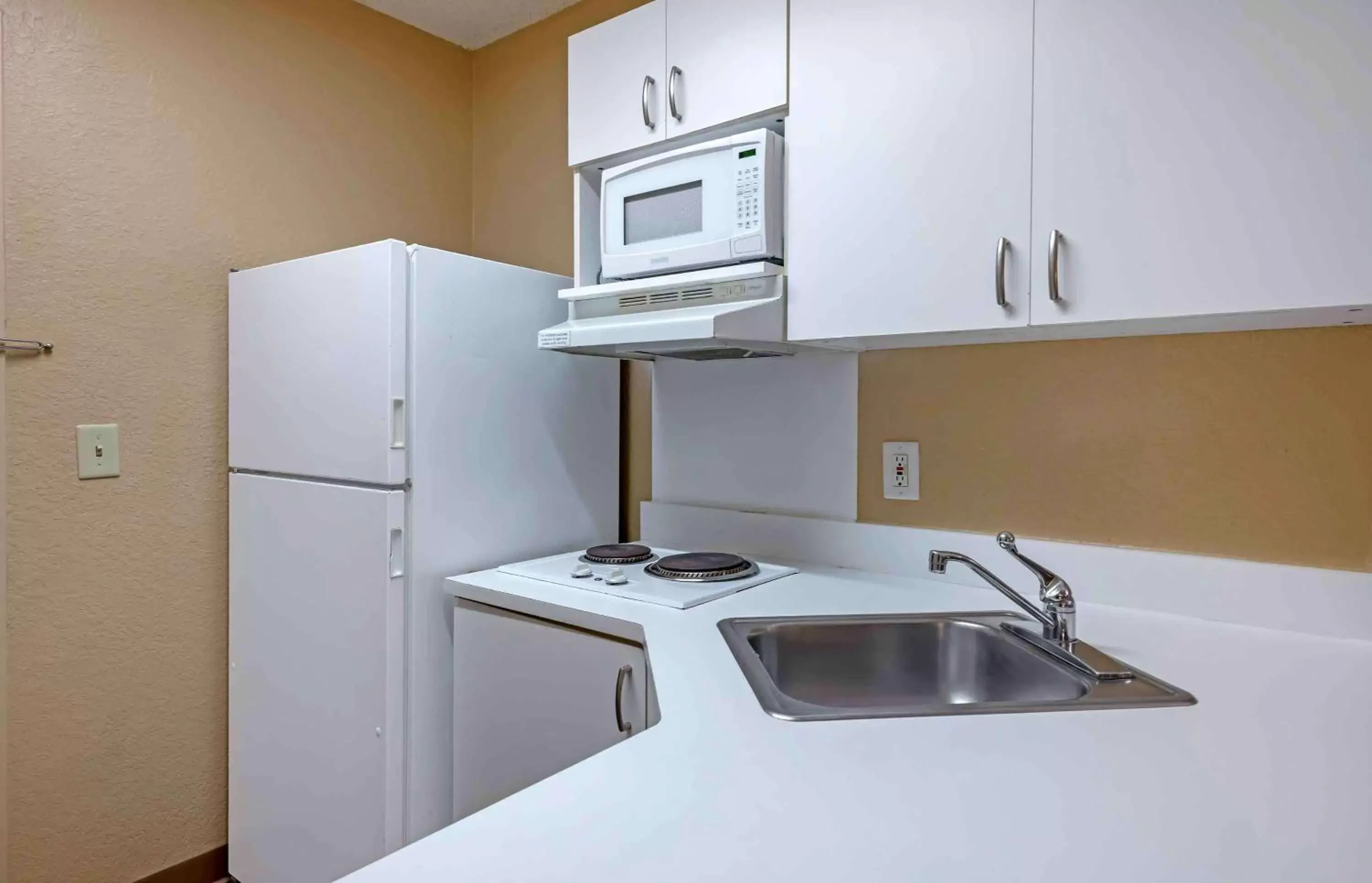 Bedroom, Kitchen/Kitchenette in Extended Stay America Suites - Orlando - Convention Ctr - Sports Complex