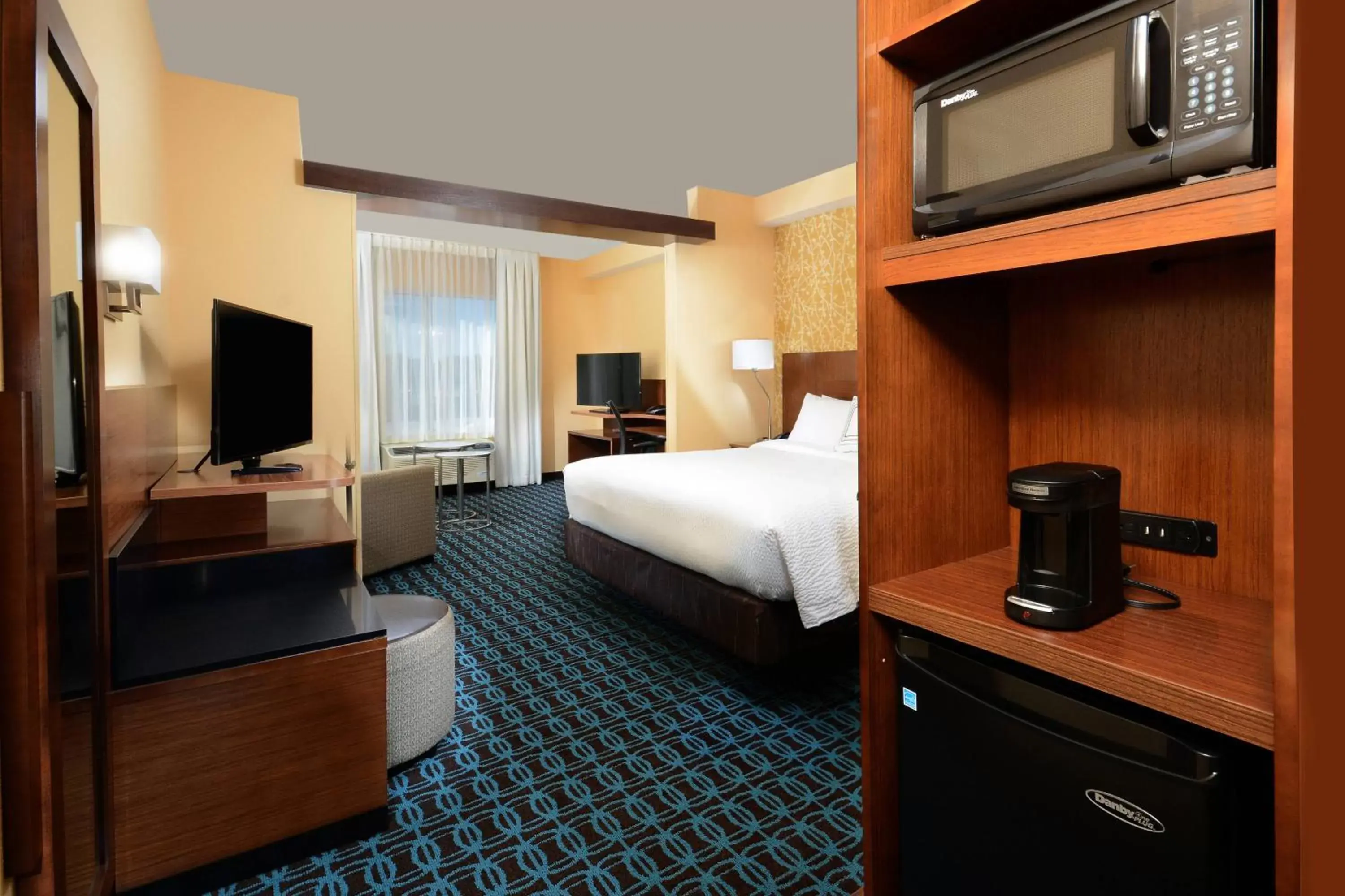 Bedroom, TV/Entertainment Center in Fairfield Inn & Suites by Marriott Raleigh Capital Blvd./I-540