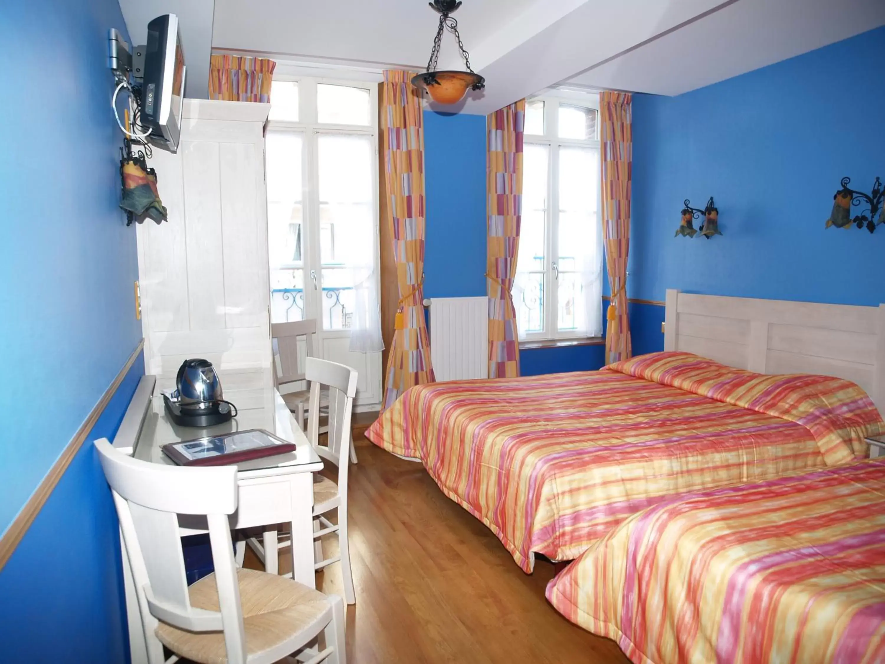 Bedroom, Bed in Hôtel De Calais