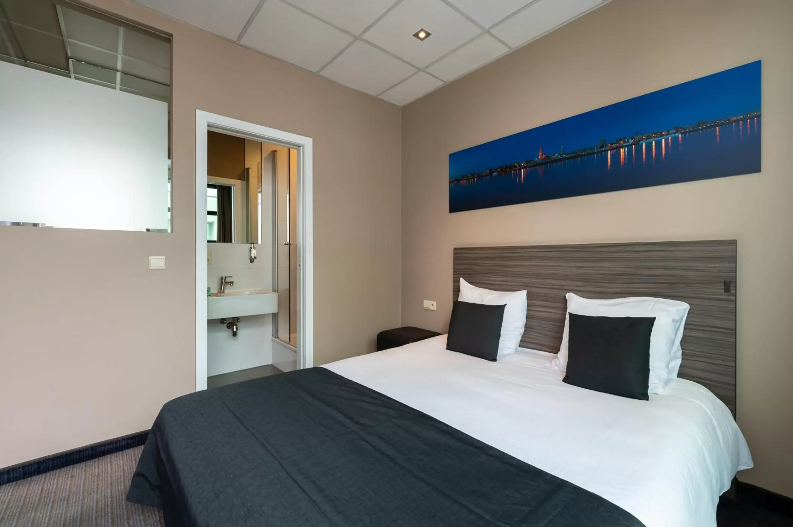 Photo of the whole room, Bed in Hotel Docklands