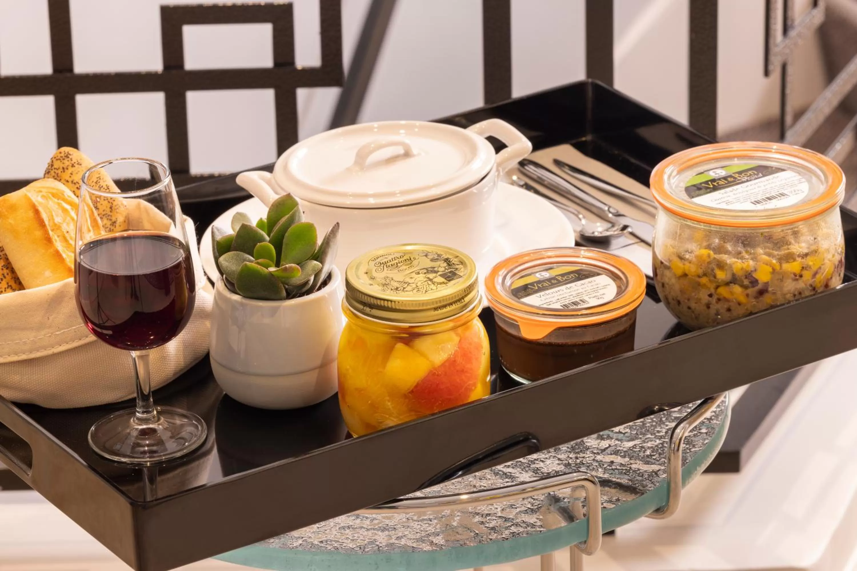 room service in Hotel Duminy-Vendome