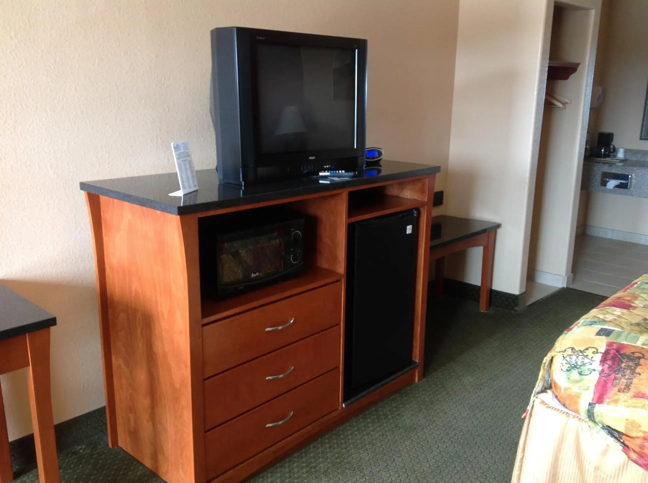 TV and multimedia, TV/Entertainment Center in Budgetel Inn and Suites
