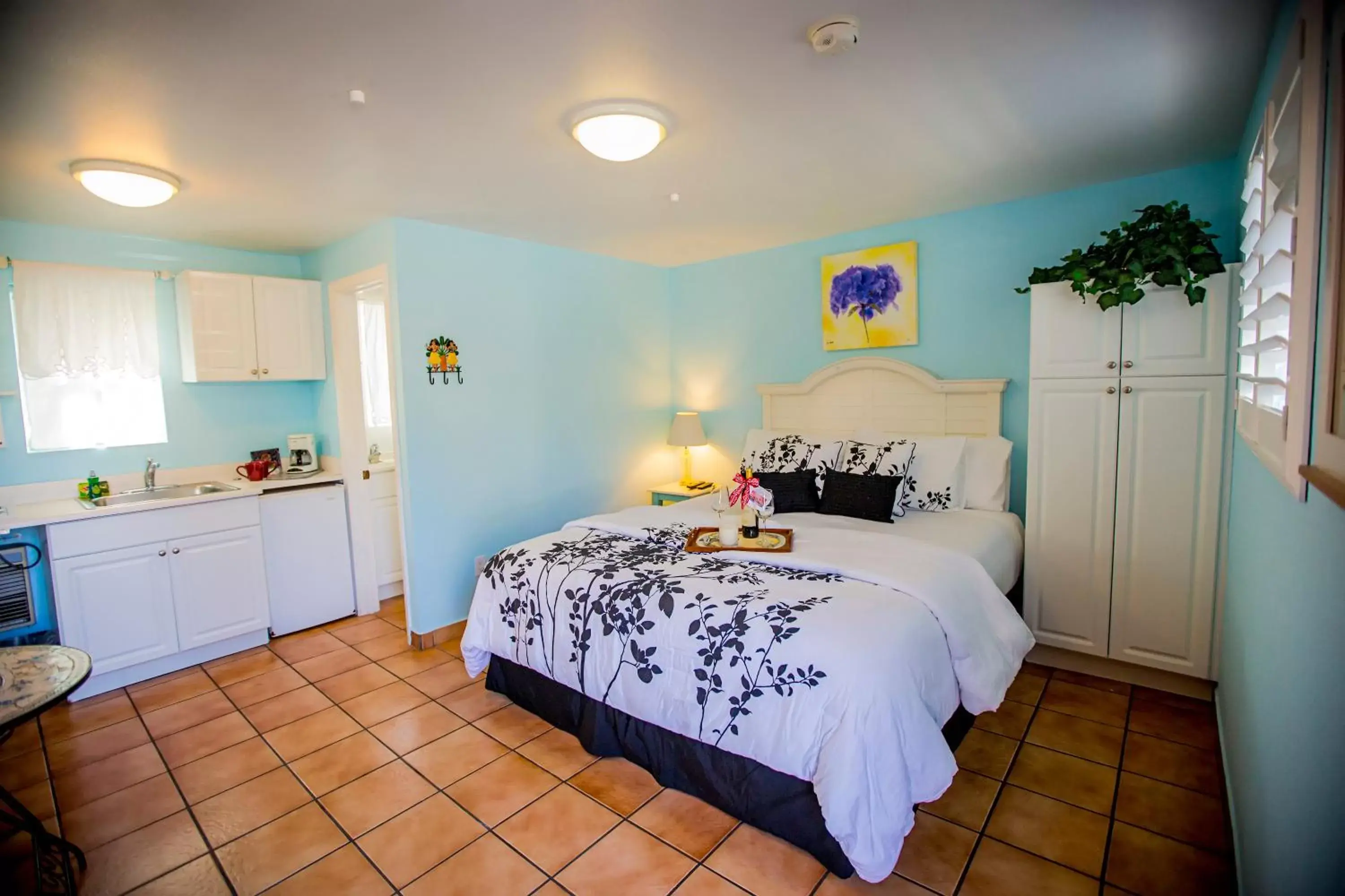 Kitchen or kitchenette, Bed in Leucadia Beach Inn