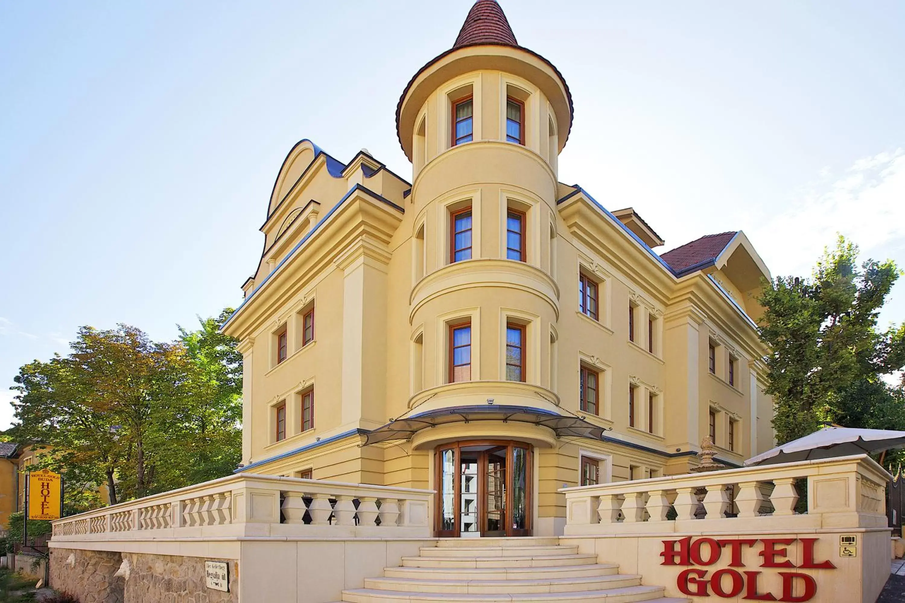 Facade/entrance in Gold Hotel Budapest