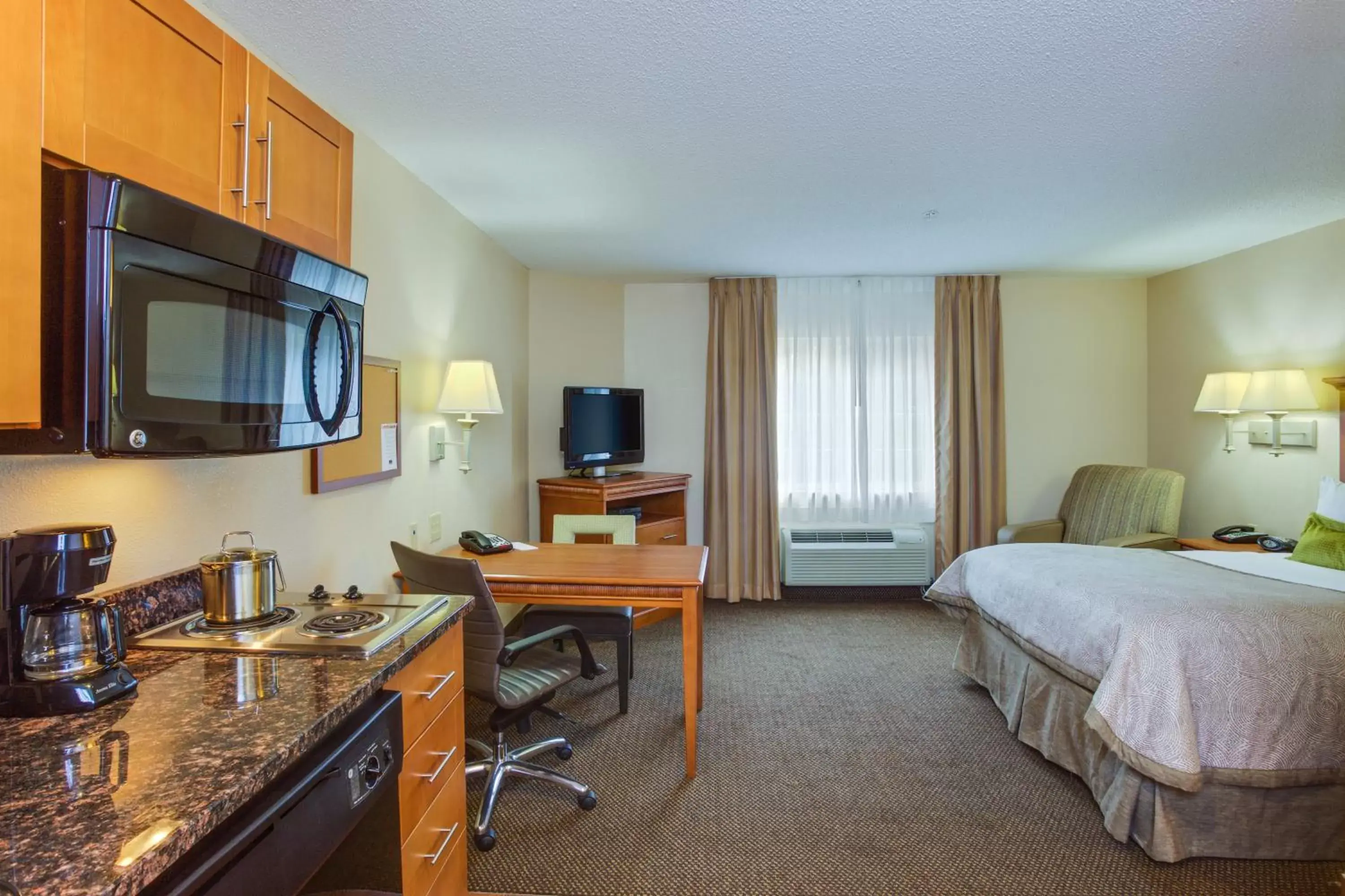 Photo of the whole room, TV/Entertainment Center in Candlewood Suites Richmond Airport, an IHG Hotel