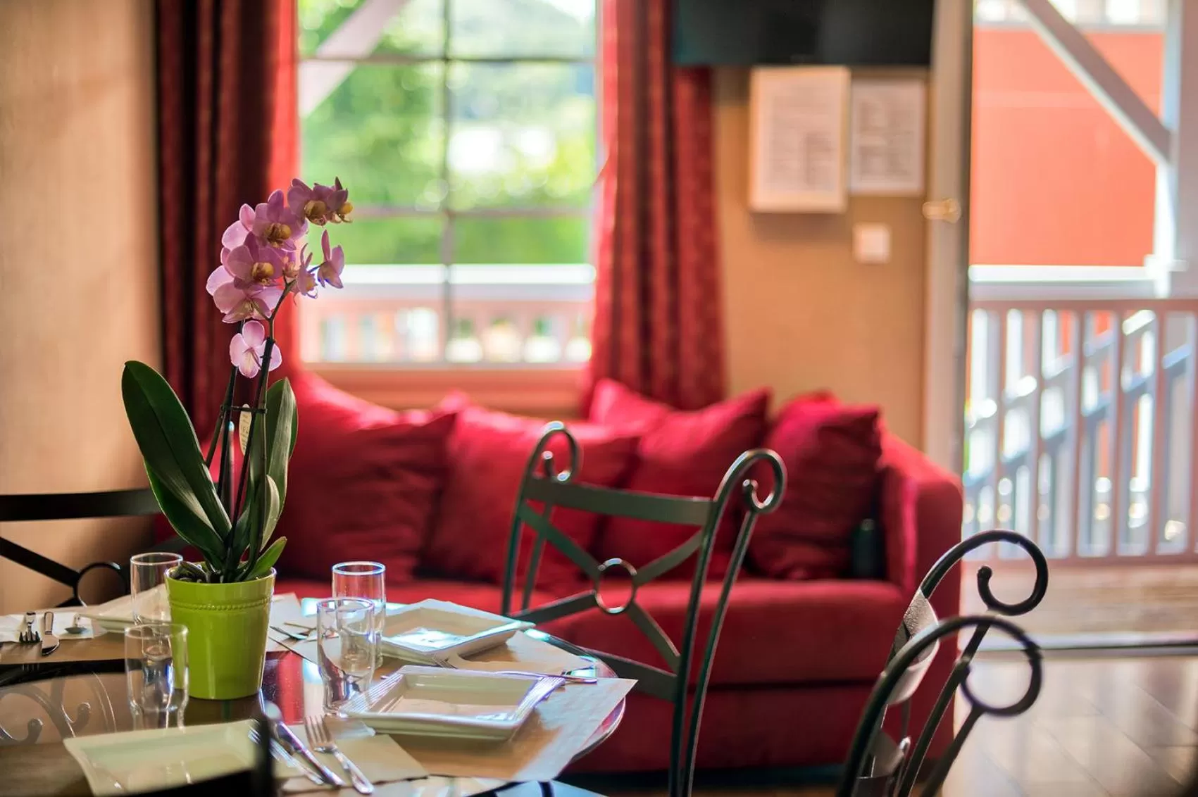 Dining area in Zenitude Hôtel-Résidences Les Jardins de Lourdes