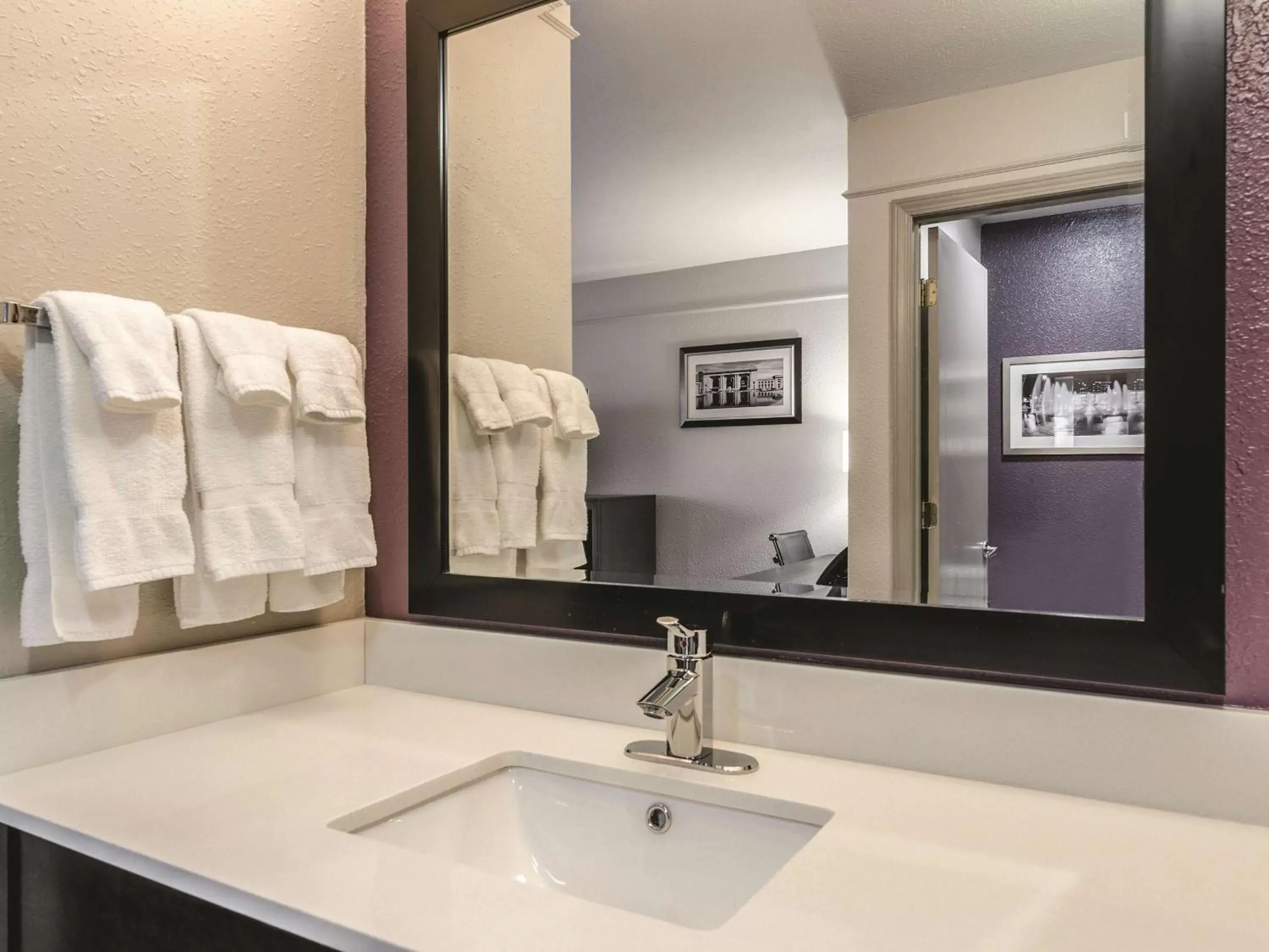 Photo of the whole room, Bathroom in La Quinta by Wyndham Kansas City Airport