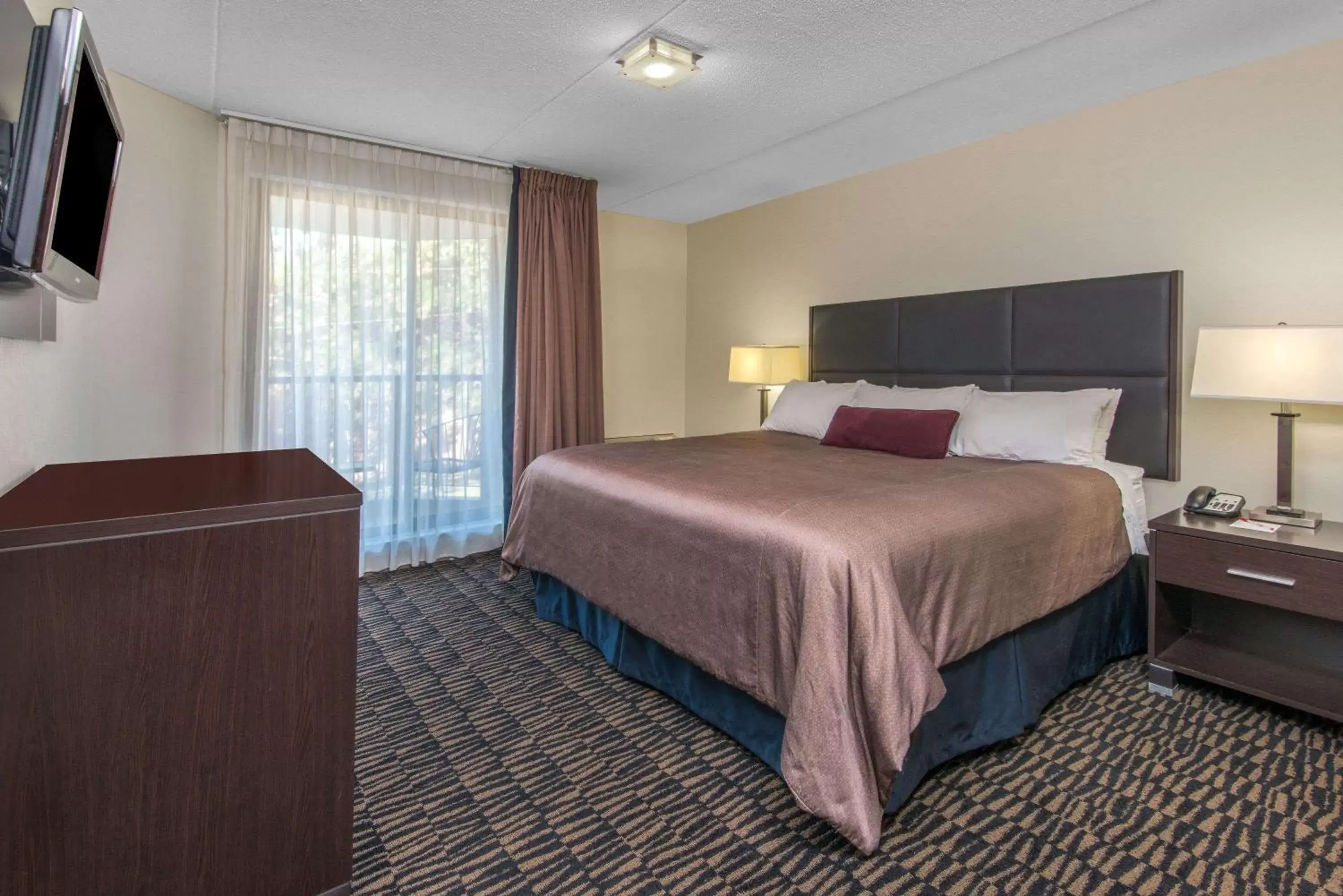 Photo of the whole room, Bed in Ramada Plaza by Wyndham Niagara Falls