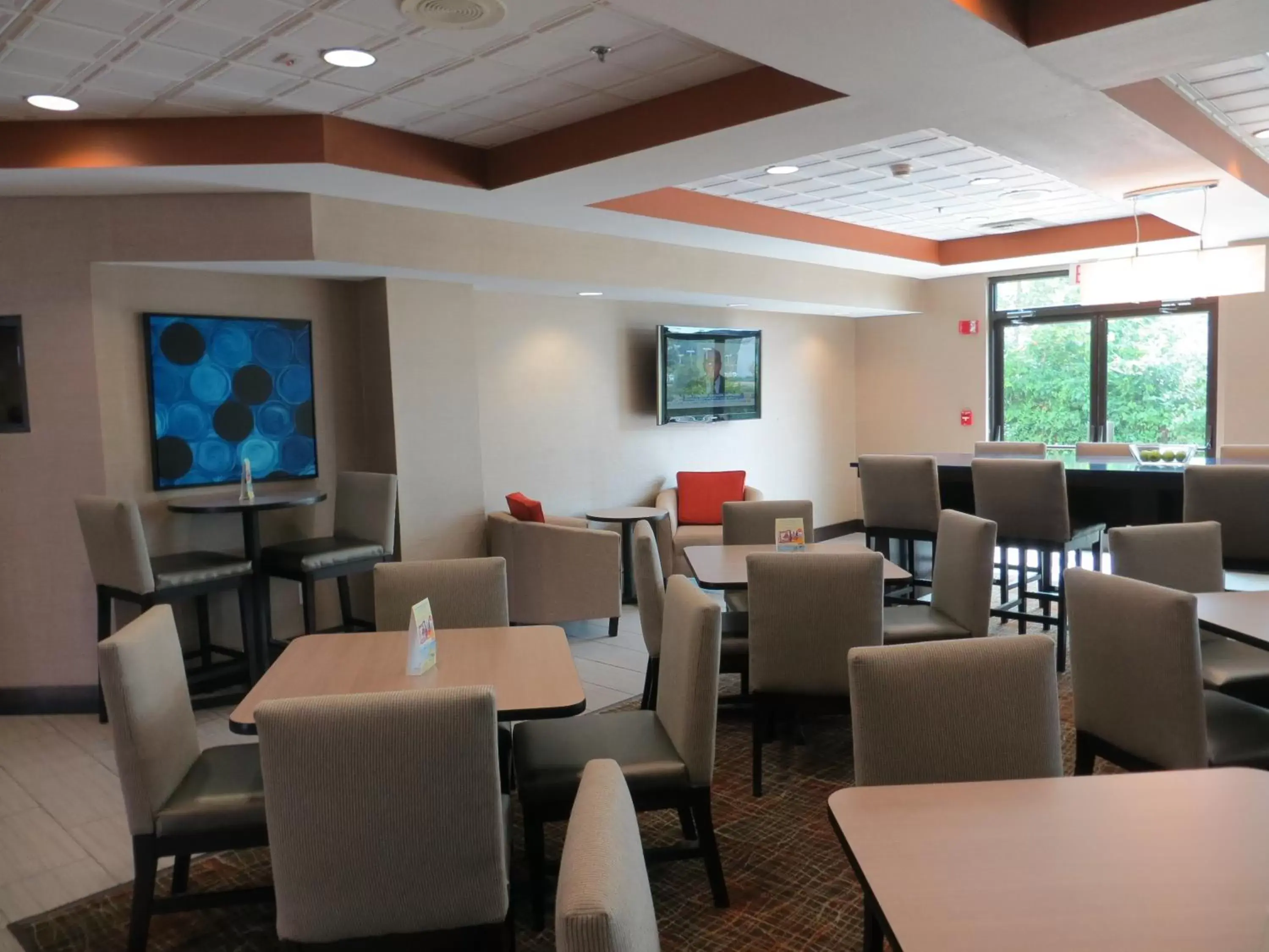 Communal lounge/ TV room, Restaurant/Places to Eat in Country Inn & Suites by Radisson, Wolfchase-Memphis, TN