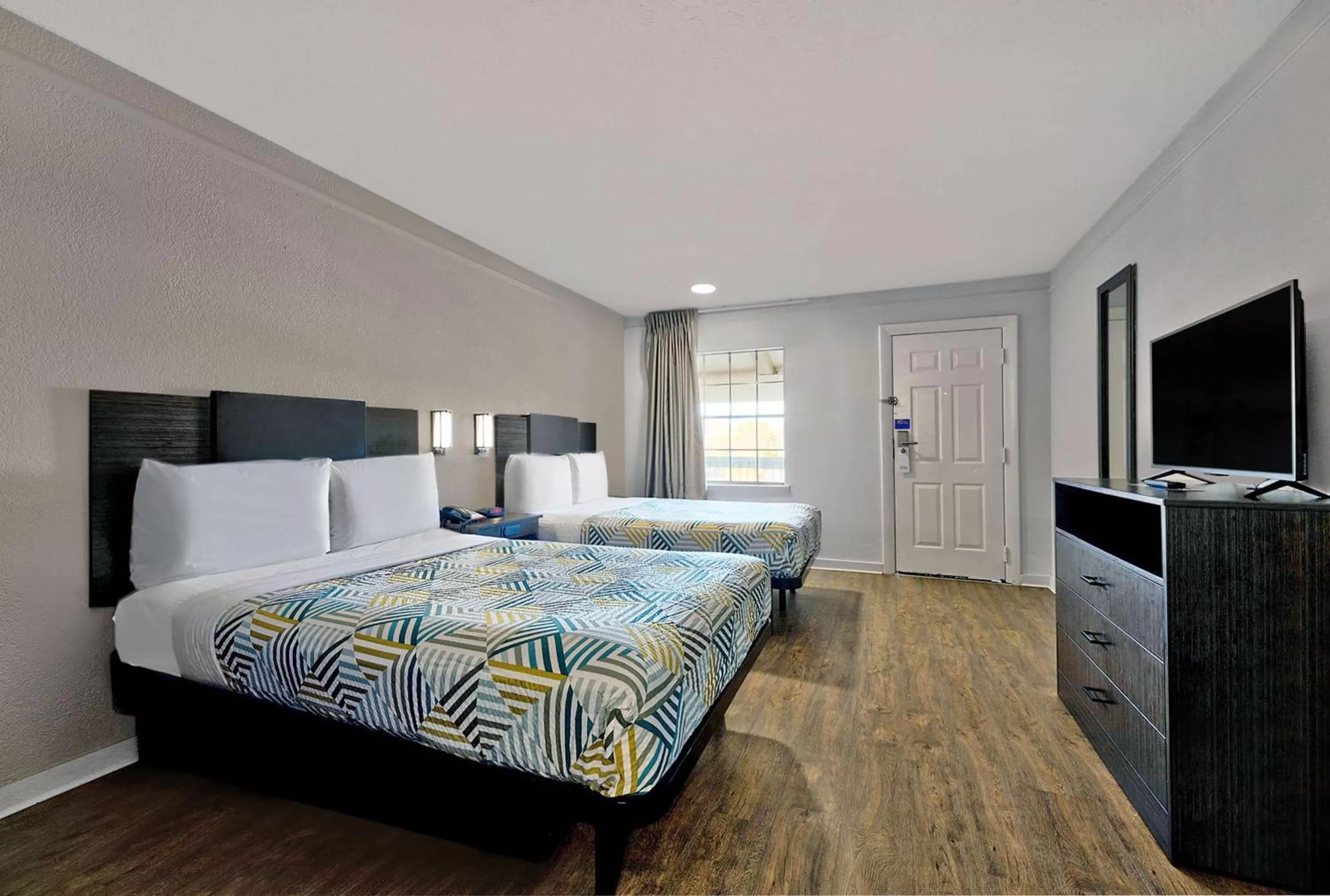 Photo of the whole room, Bed in Studio 6-Denton, TX - UNT