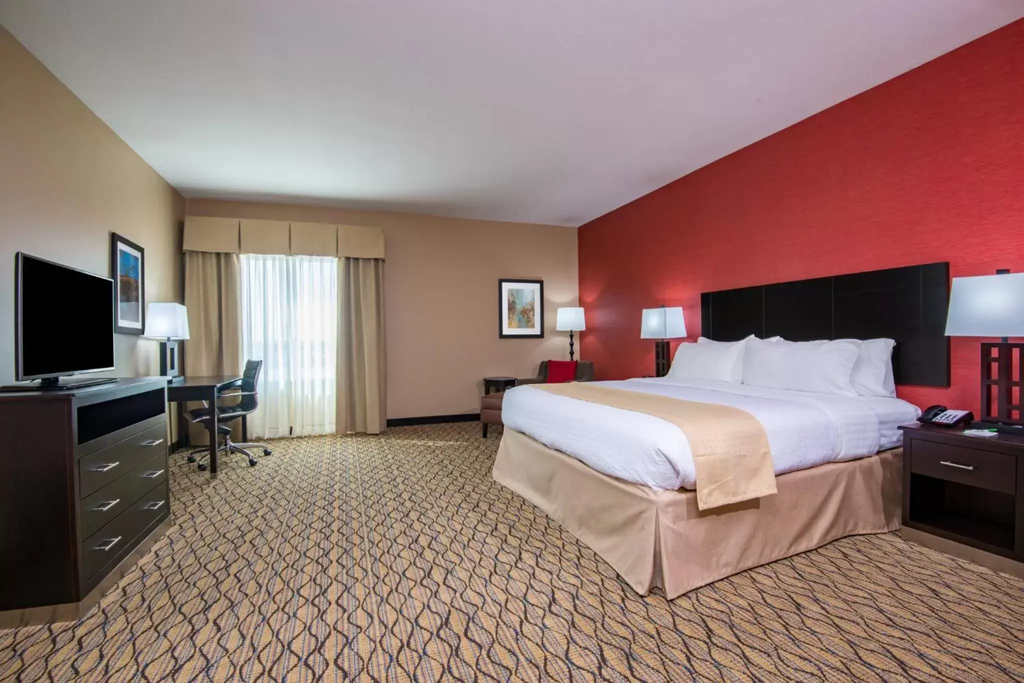 Photo of the whole room, Bed in Holiday Inn Salina, an IHG Hotel