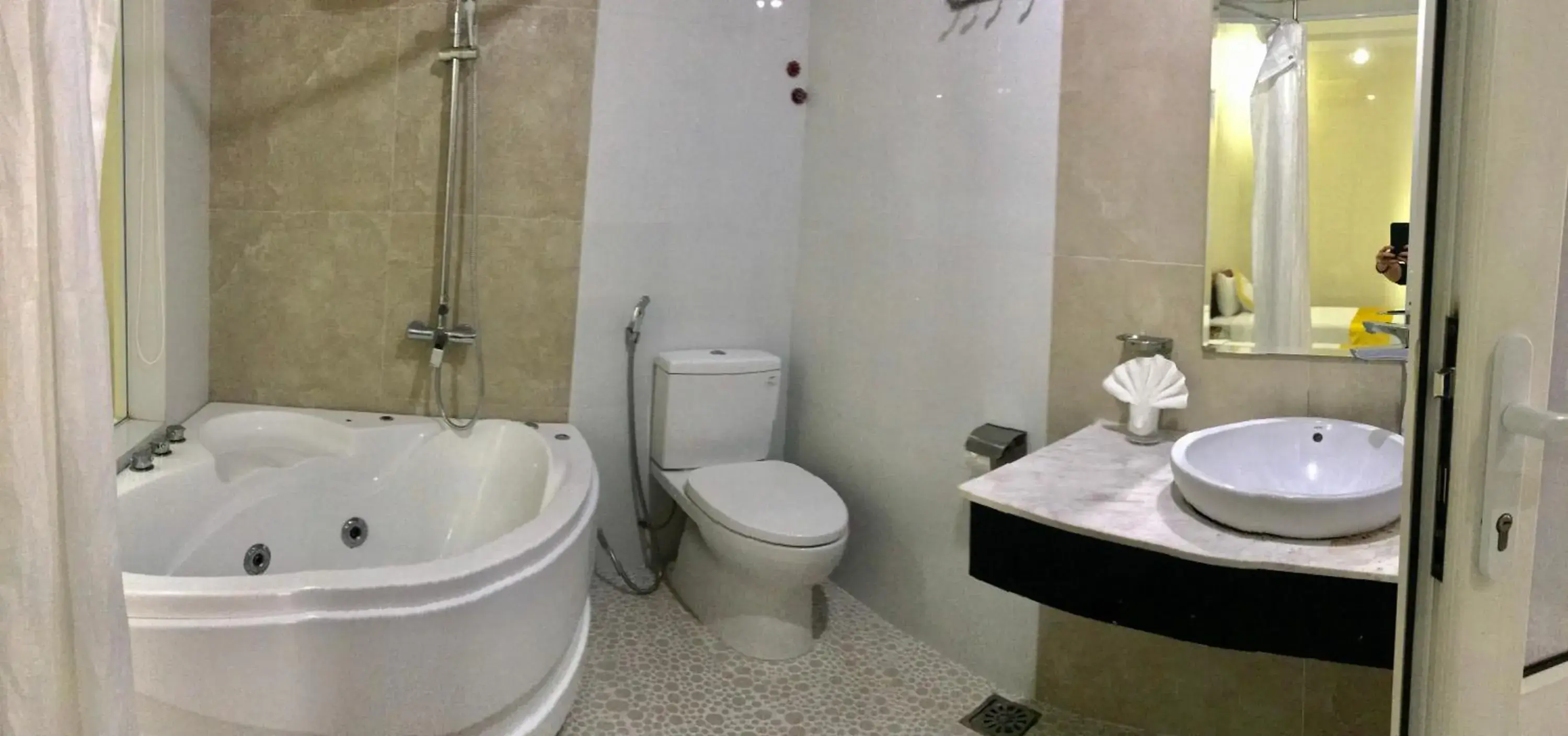 Bathroom in Hoang Yen Canary Hotel