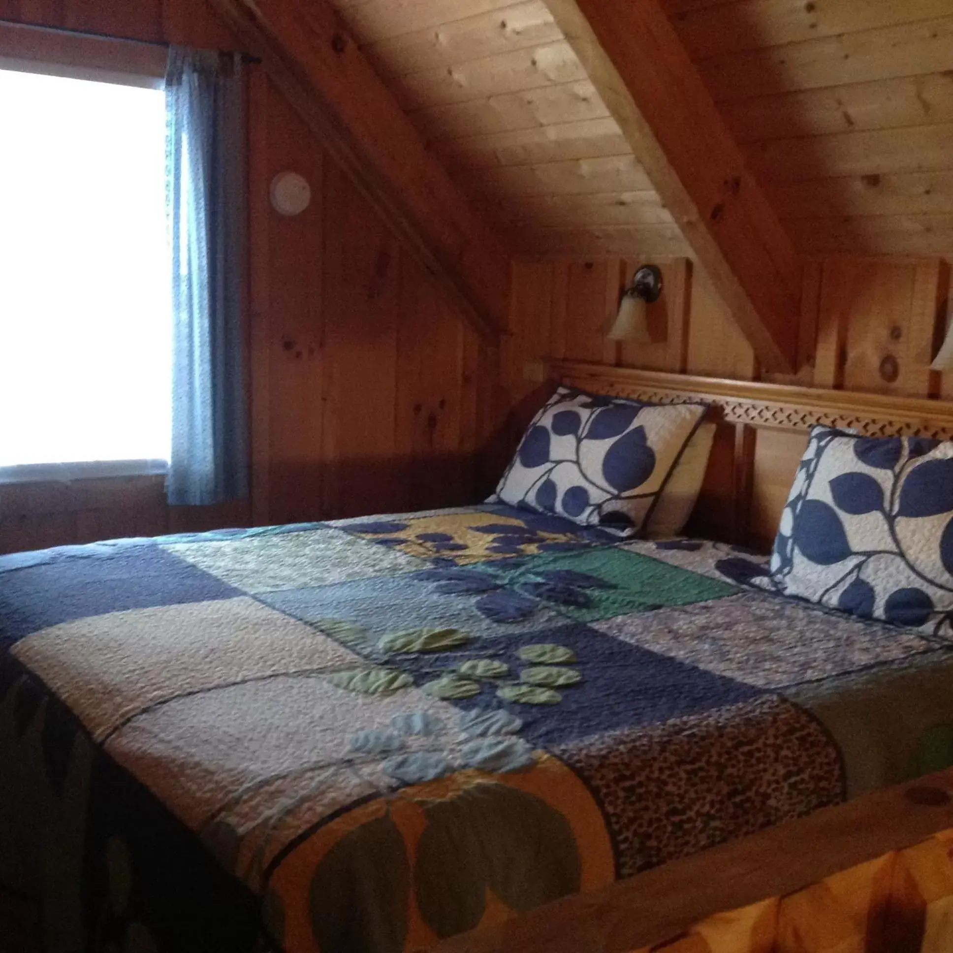 Bed in Boxwood Lodge Blowing Rock near Boone-University