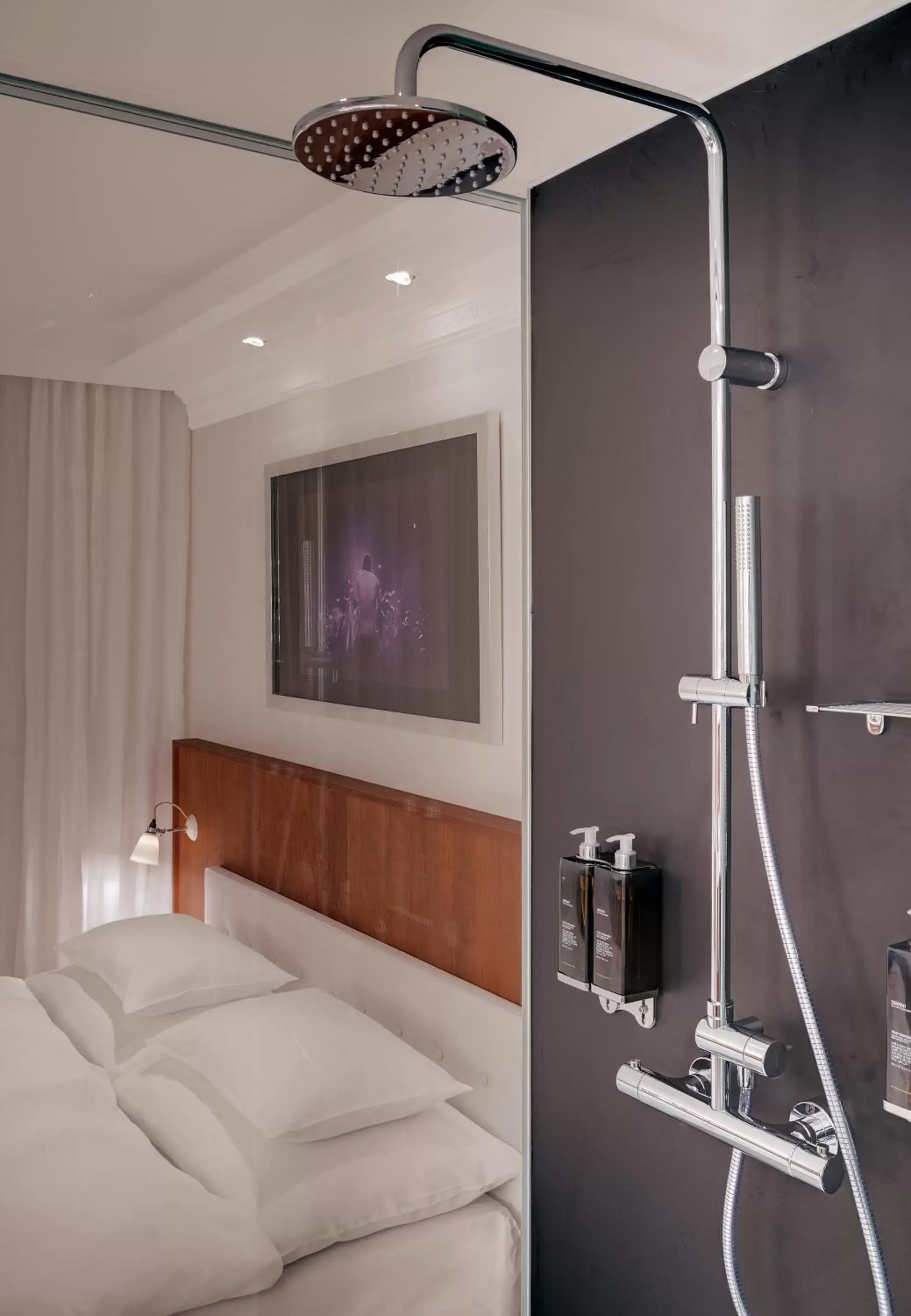 Shower, Bed in Ruby Sofie Hotel Vienna