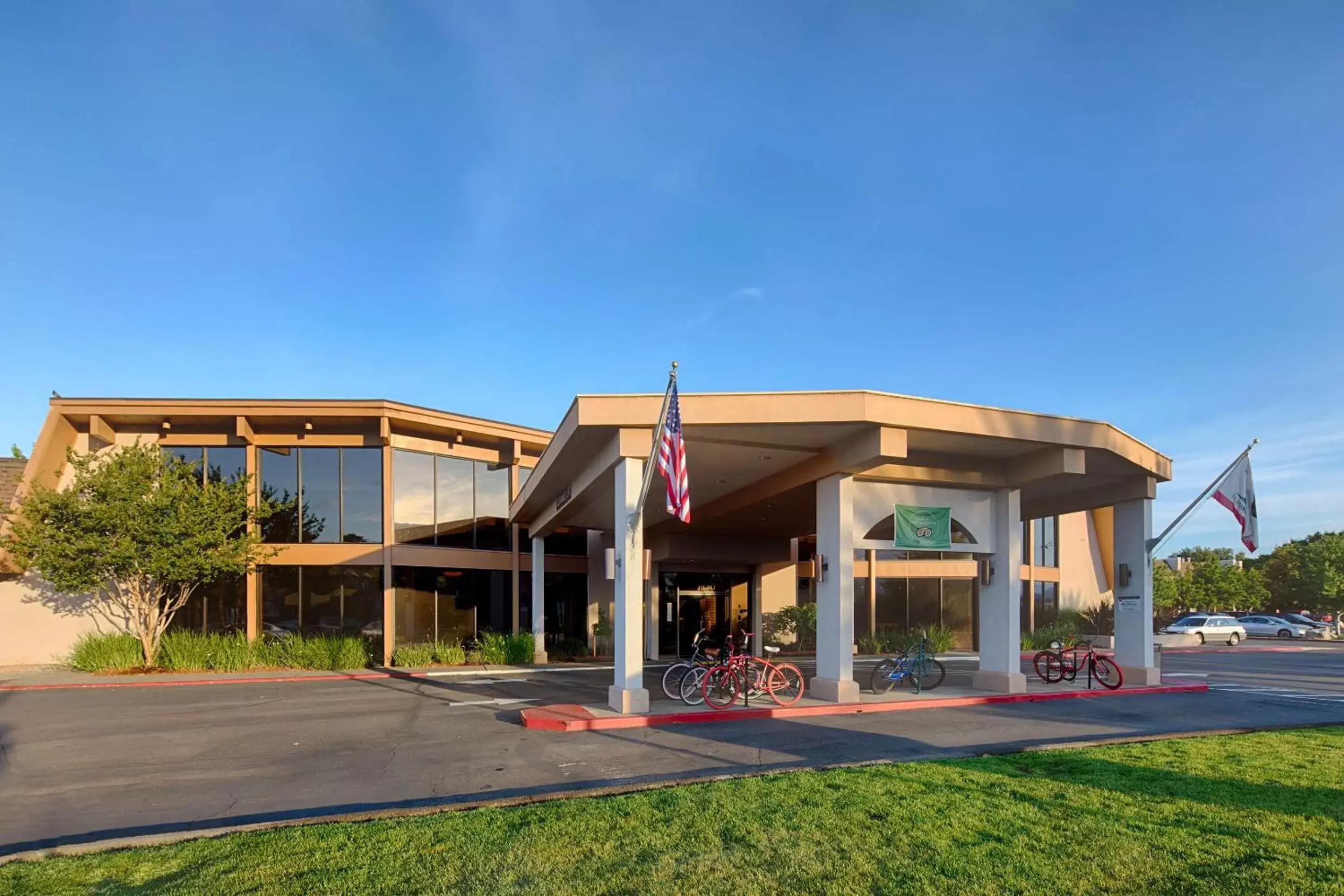 Property building in Red Lion Hotel Redding Property building in Red Lion Hotel Redding