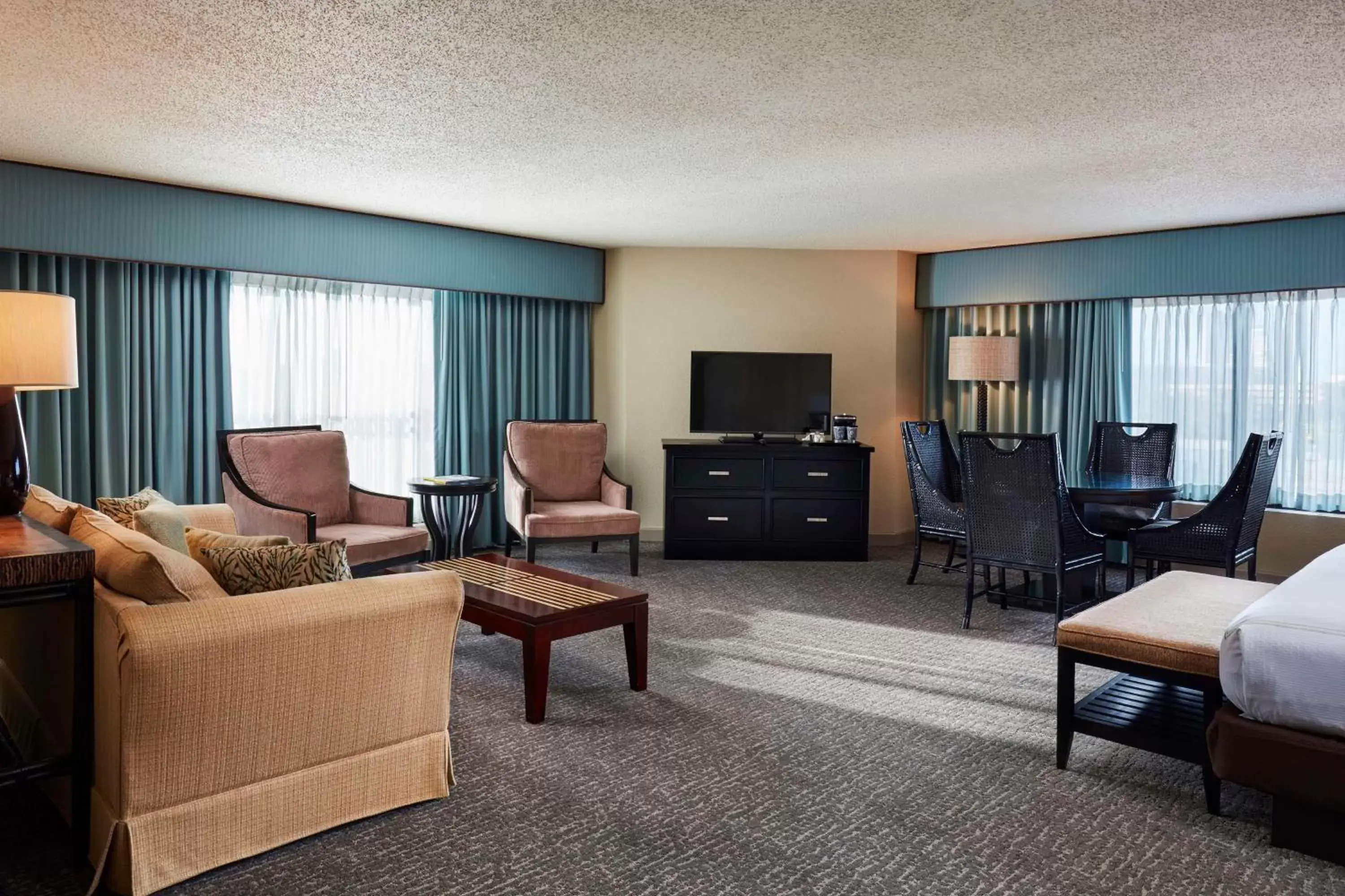 Bedroom, Seating Area in DoubleTree by Hilton Hotel Orlando at SeaWorld