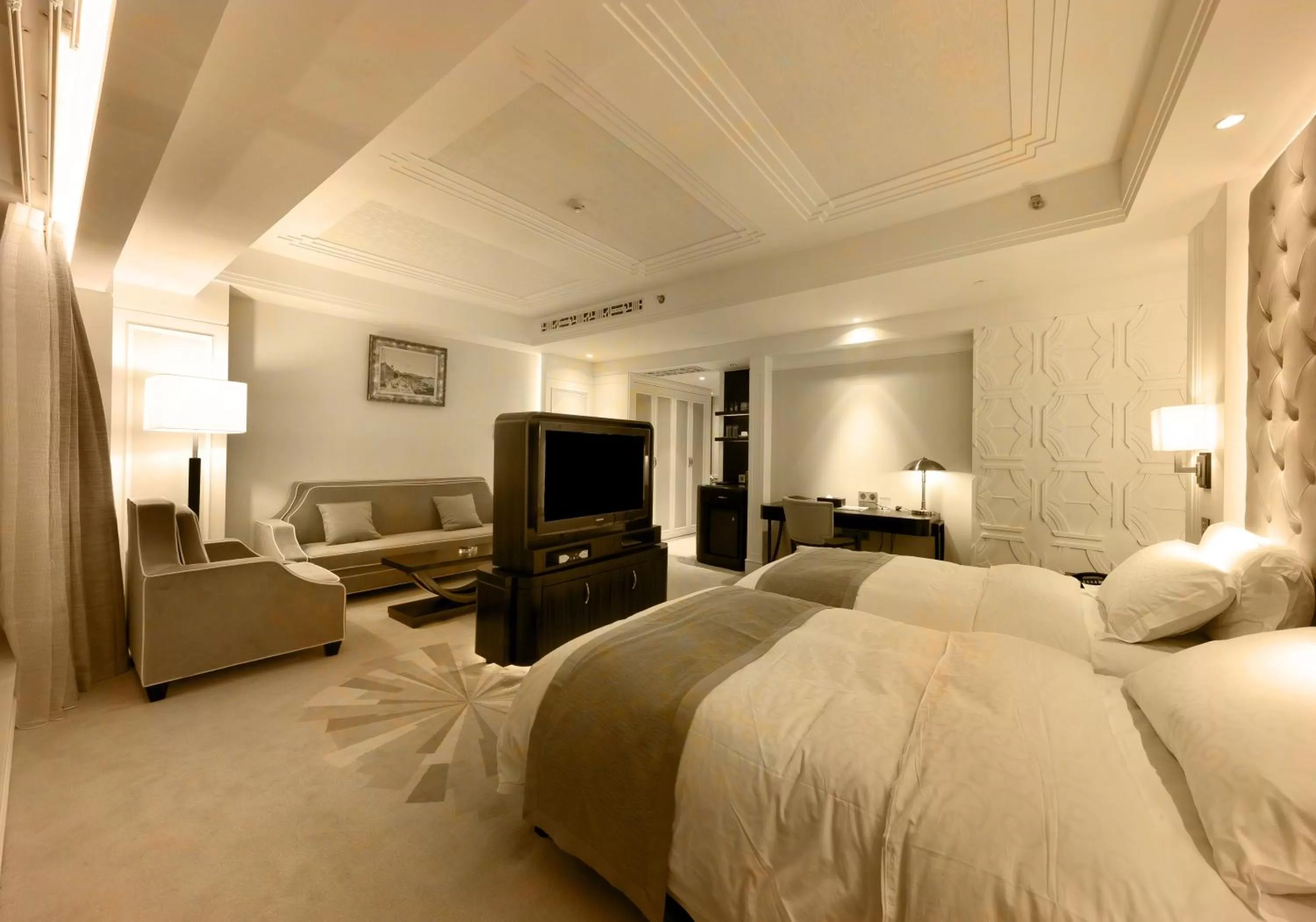 Bed in Paramount Gallery Hotel