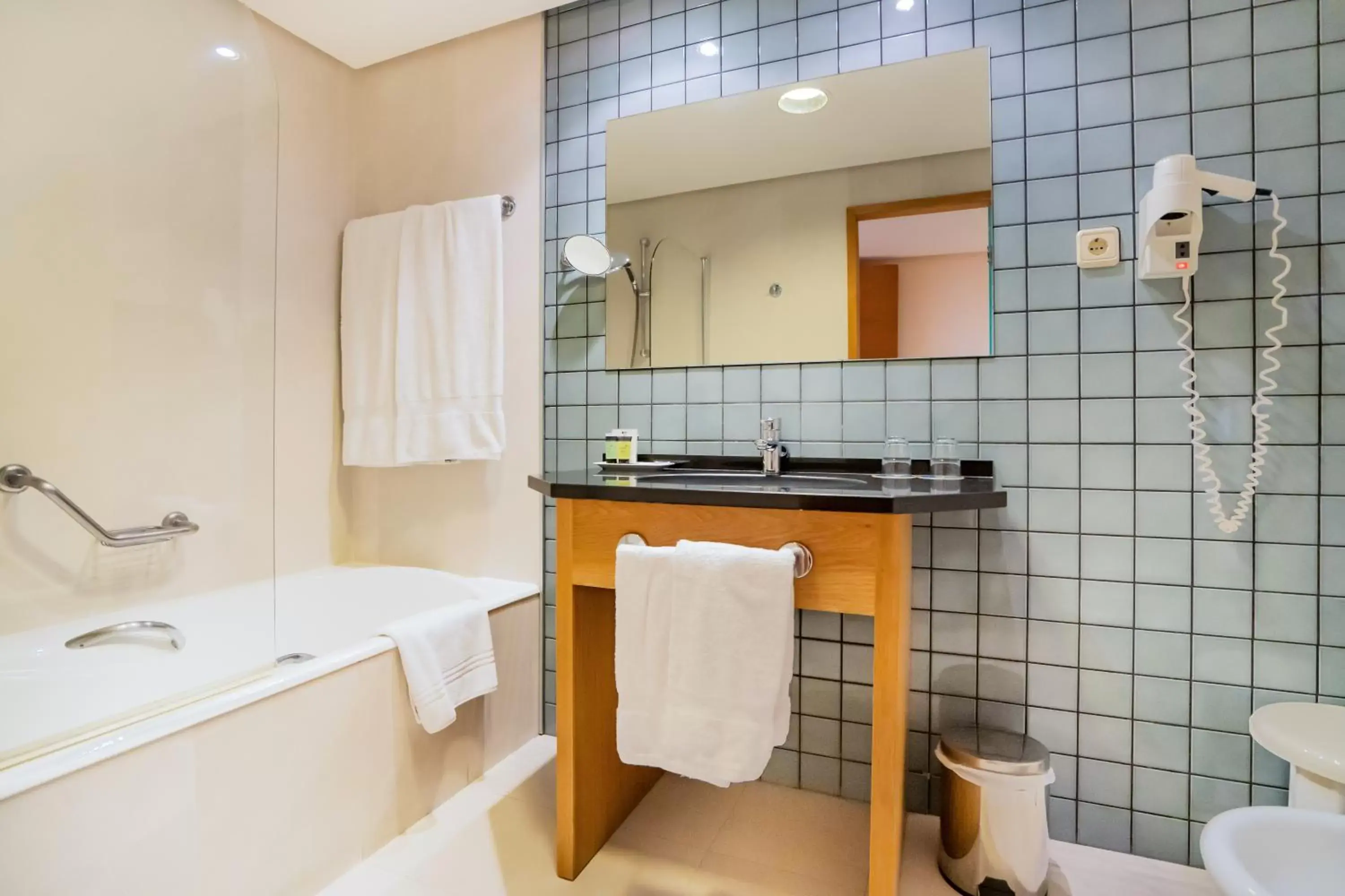 Toilet, Bathroom in Gran Hotel Victoria