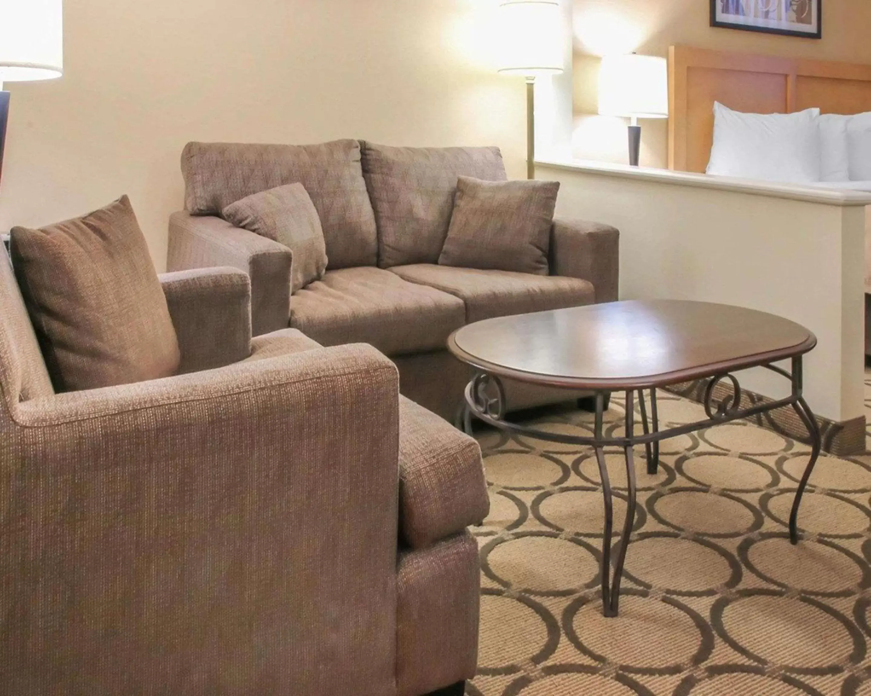 Photo of the whole room, Seating Area in Comfort Inn Winnipeg South