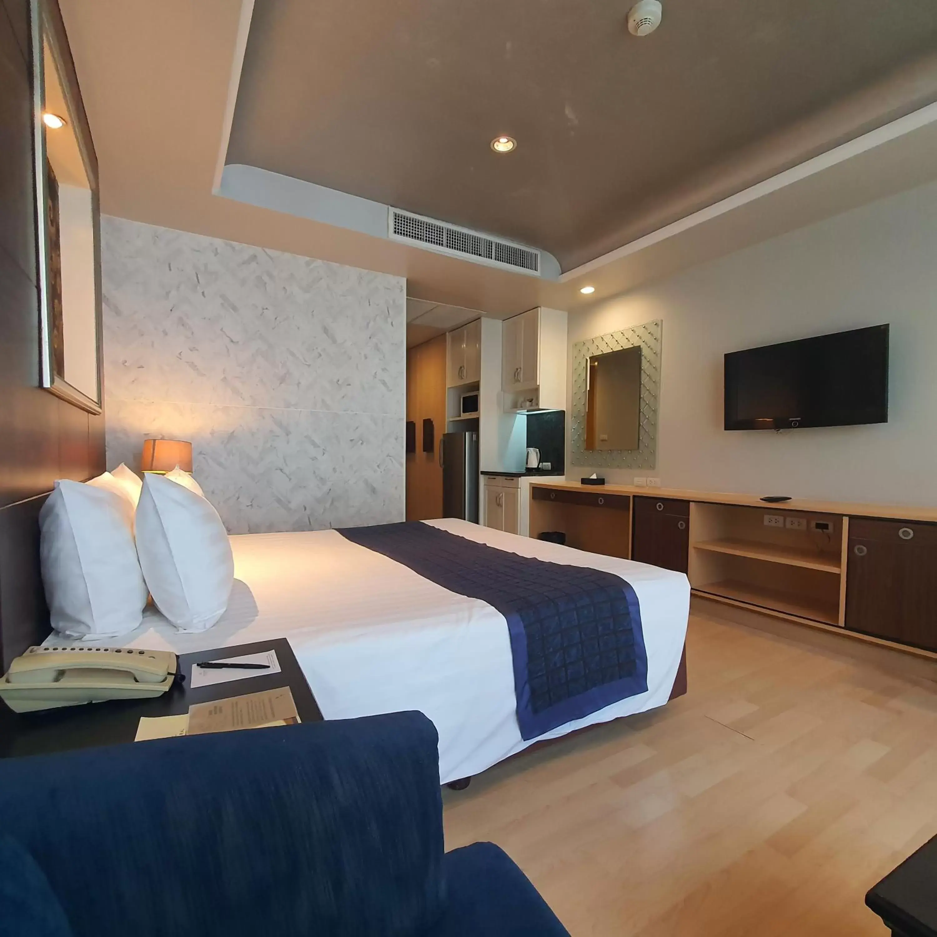 Communal lounge/ TV room, Bed in Admiral Premier Bangkok