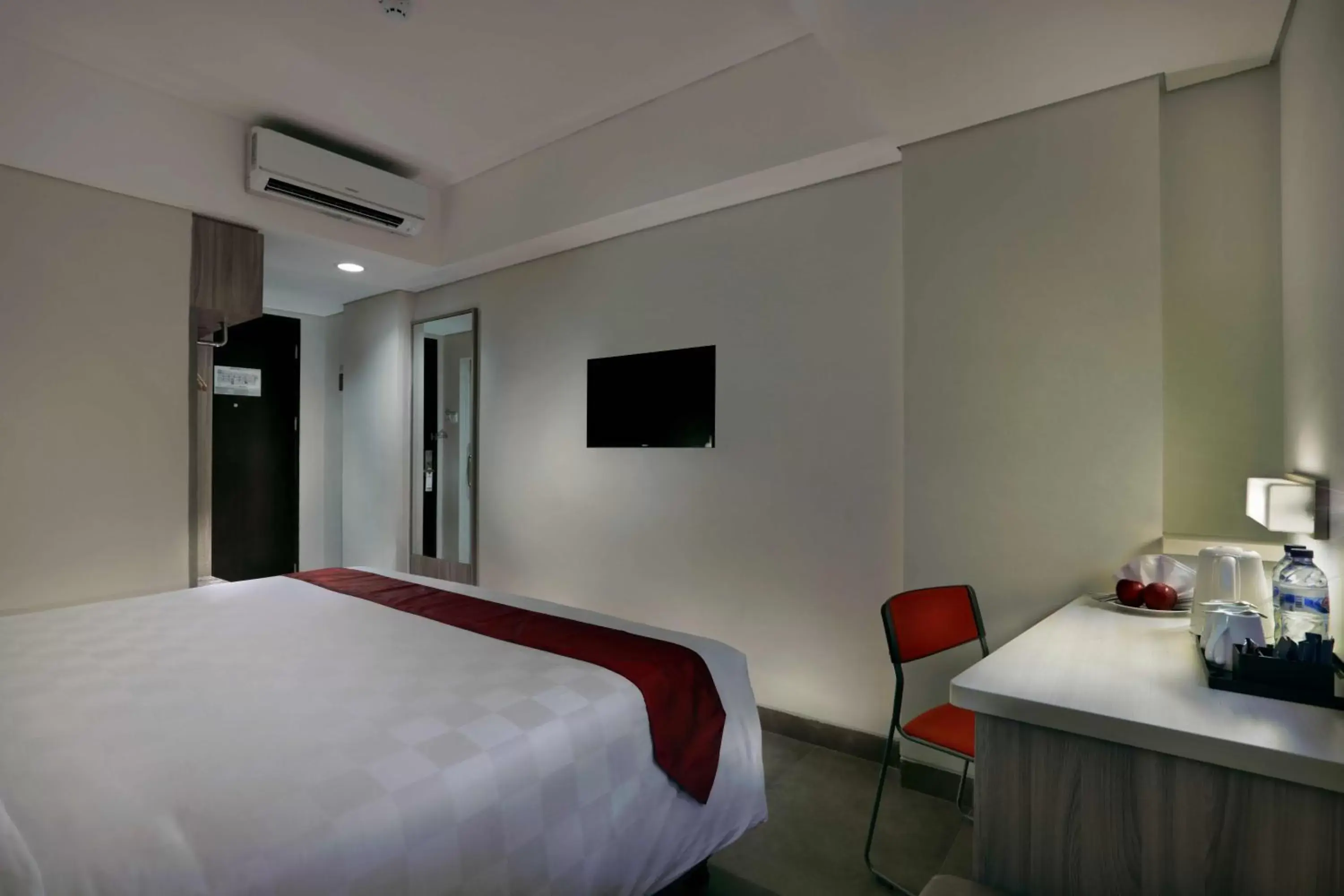 Photo of the whole room, Bed in Grand Cordela Hotel Bandung