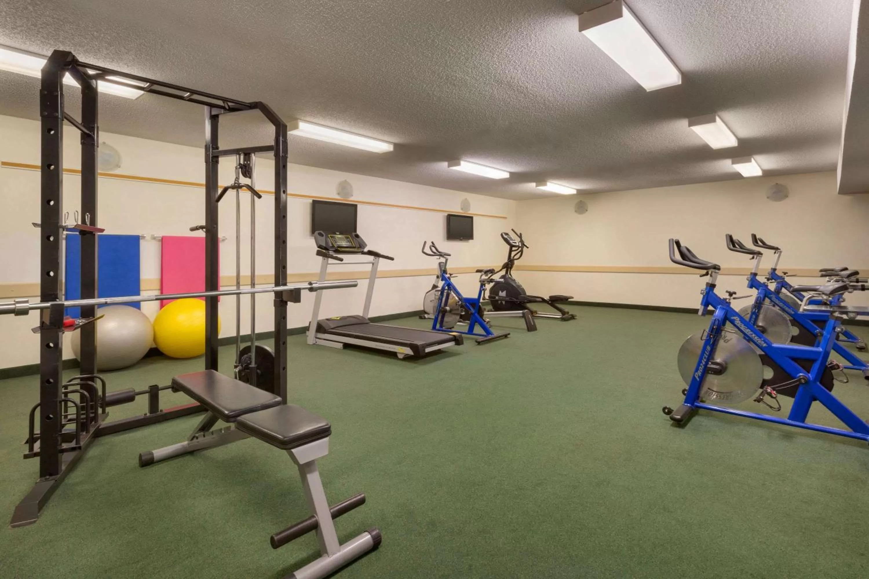Fitness centre/facilities in Super 8 by Wyndham Prince George