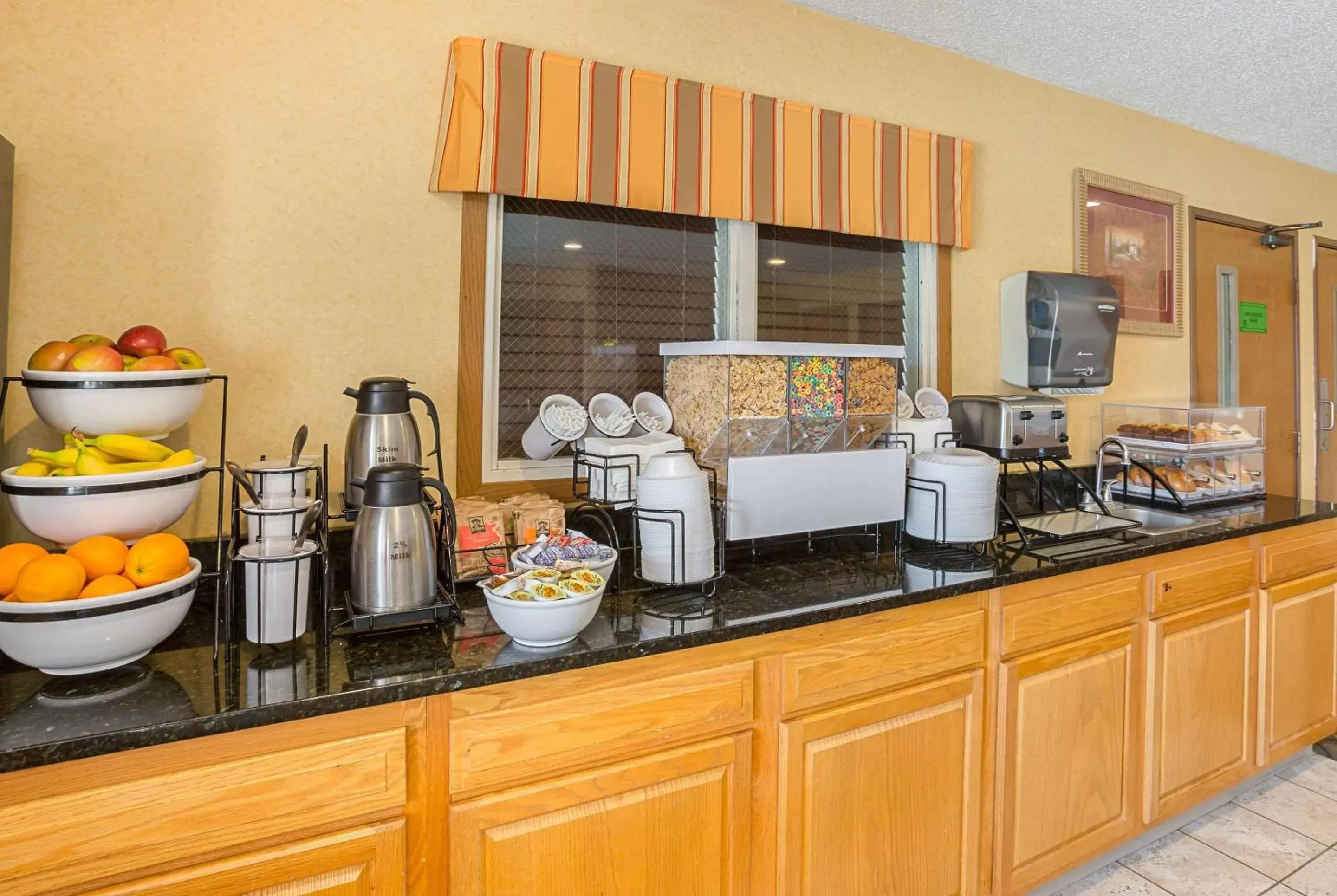 Restaurant/places to eat, Kitchen/Kitchenette in Quality Inn