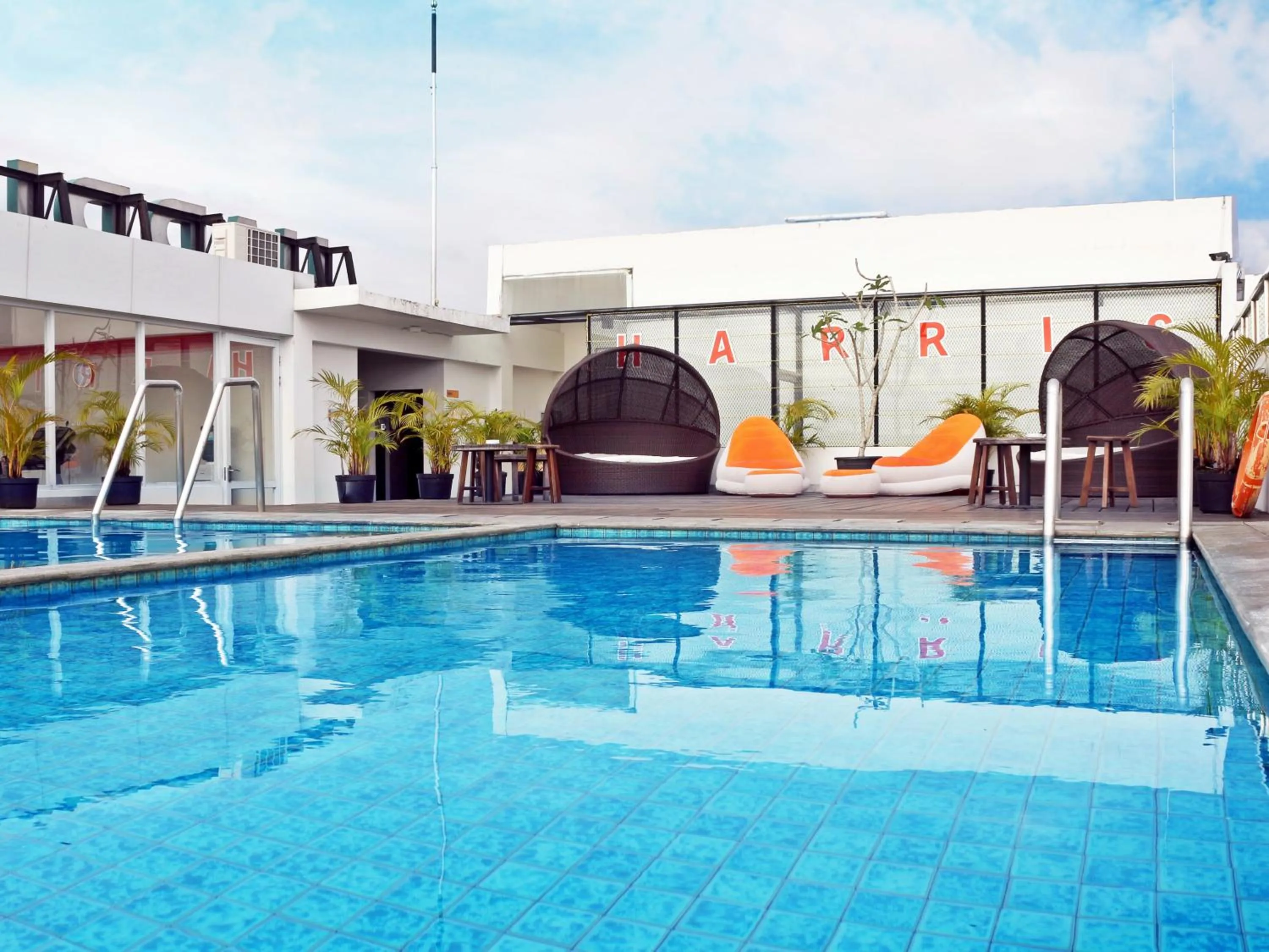 Swimming pool in HARRIS Hotel Pontianak