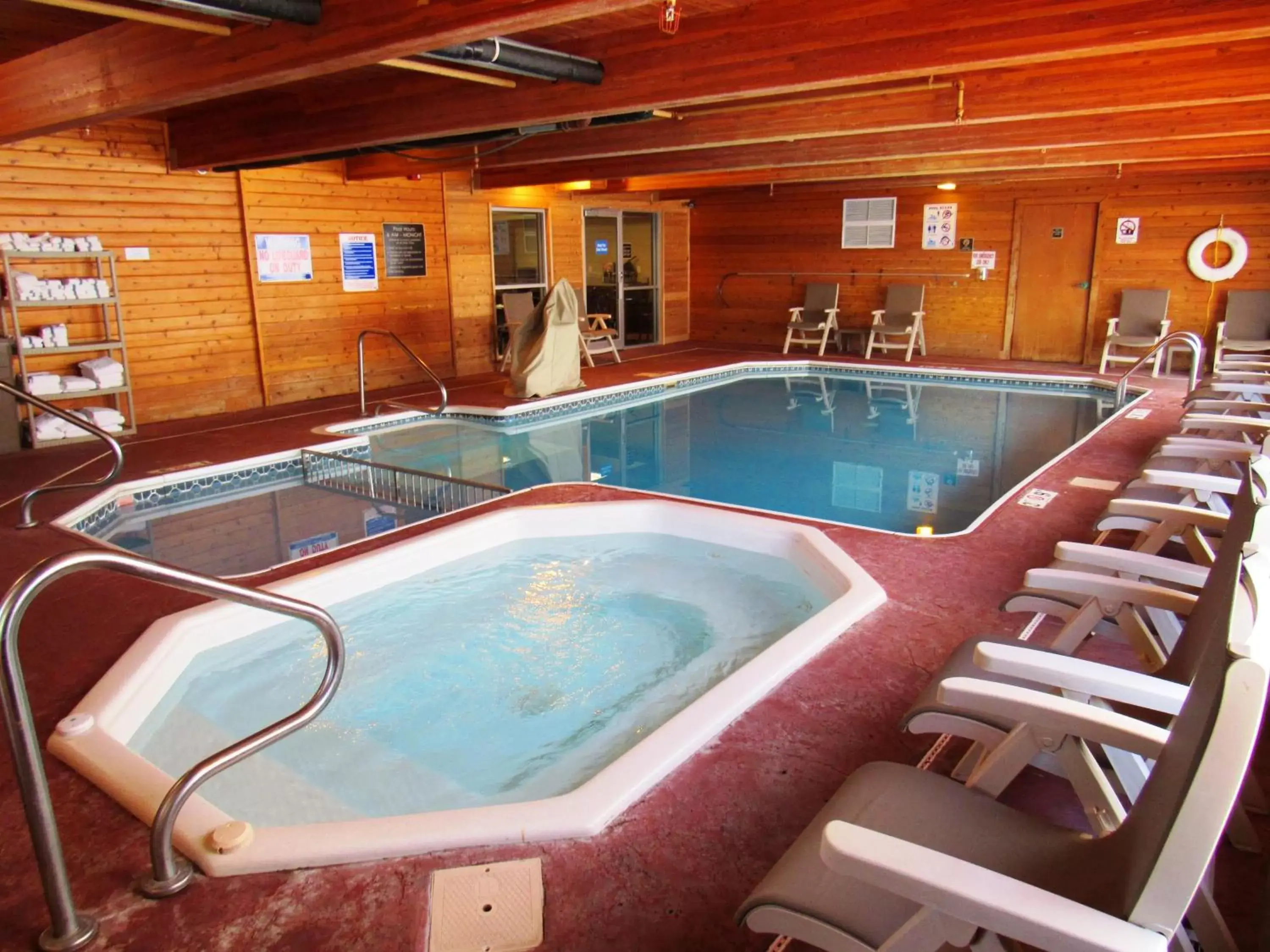 Spa and wellness centre/facilities, Swimming Pool in Red Roof Inn Fargo - I-94/Medical Center