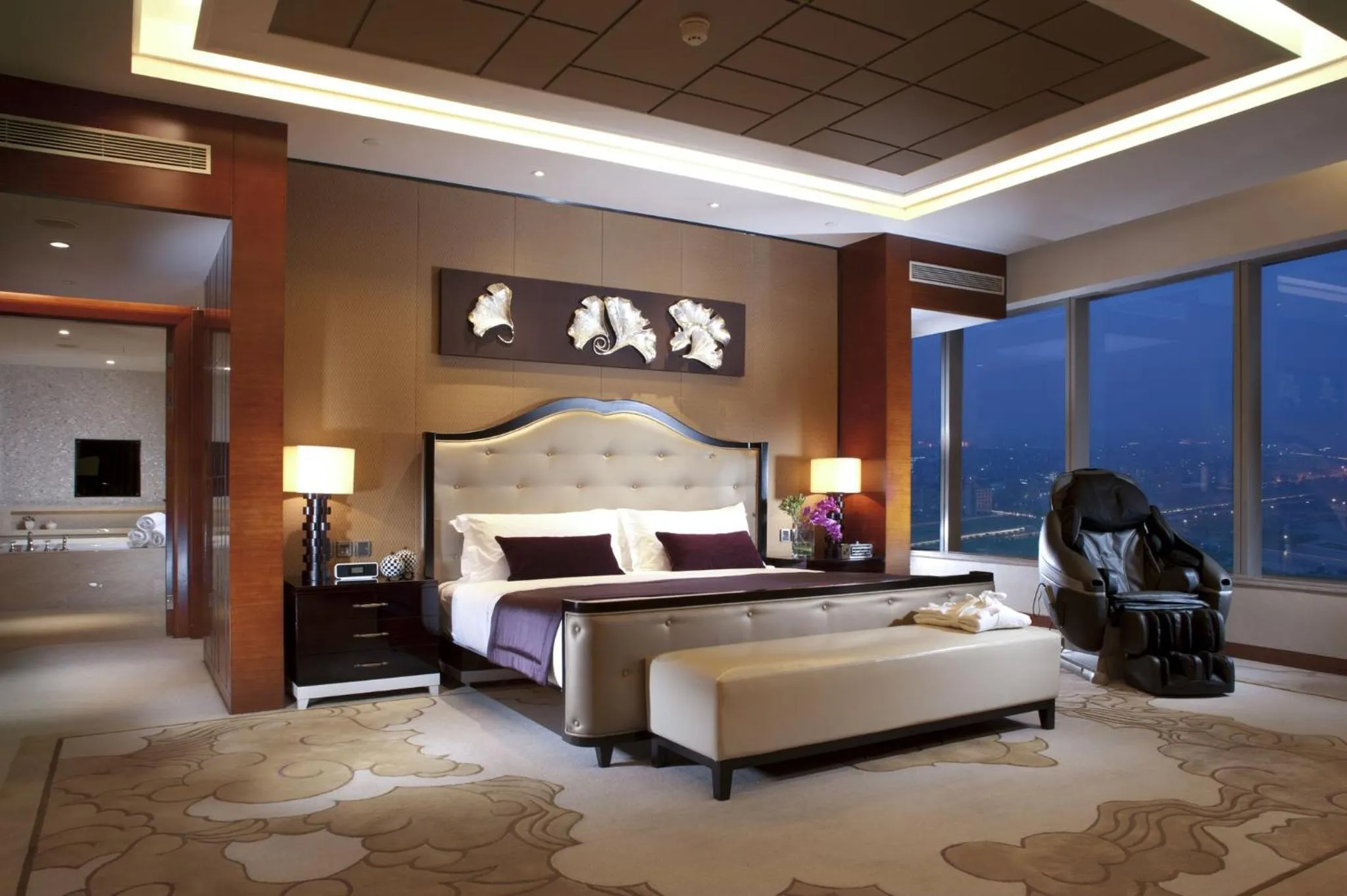 Photo of the whole room, Bed in Crowne Plaza Huizhou by IHG