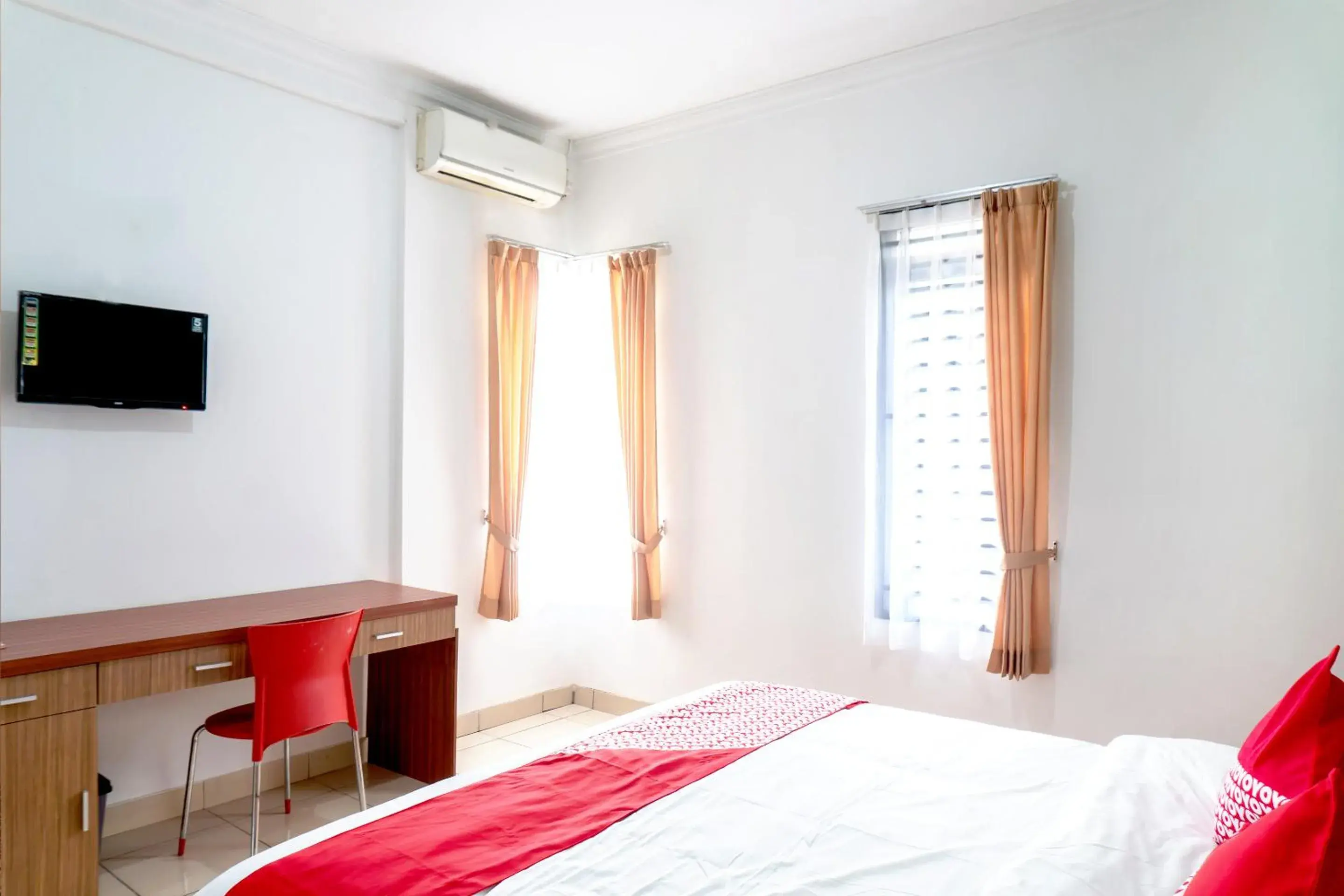 Bedroom, Bed in Vaccinated Staff - OYO 617 Sukaraja Residence Syariah