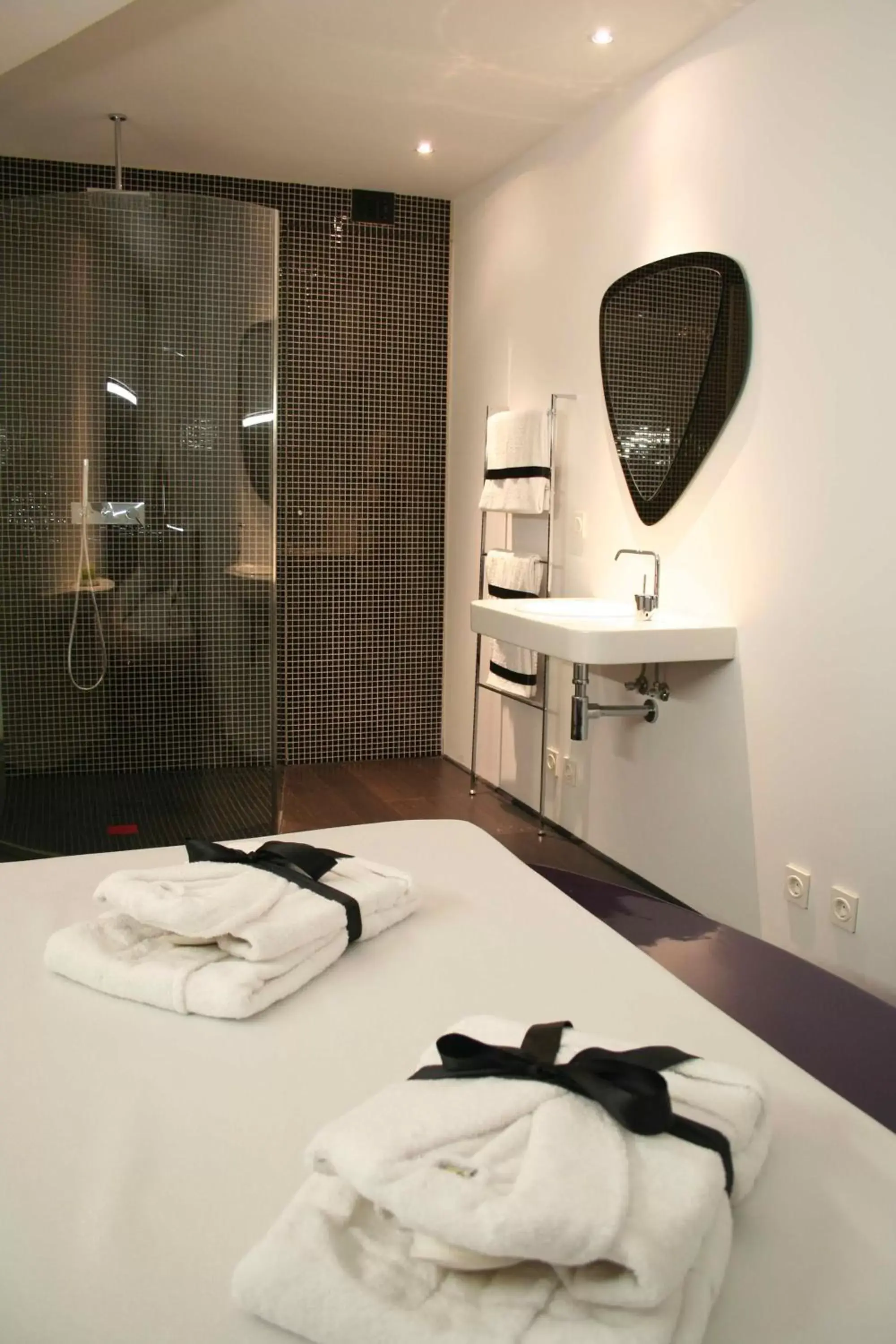 Bathroom, Bed in Absoluto Design Hotel