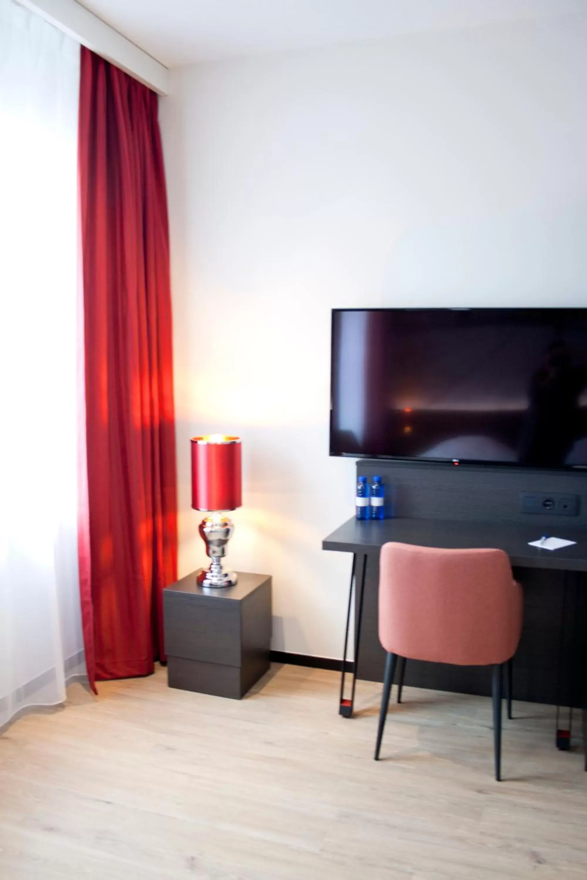 TV and multimedia, TV/Entertainment Center in Bastion Hotel Arnhem