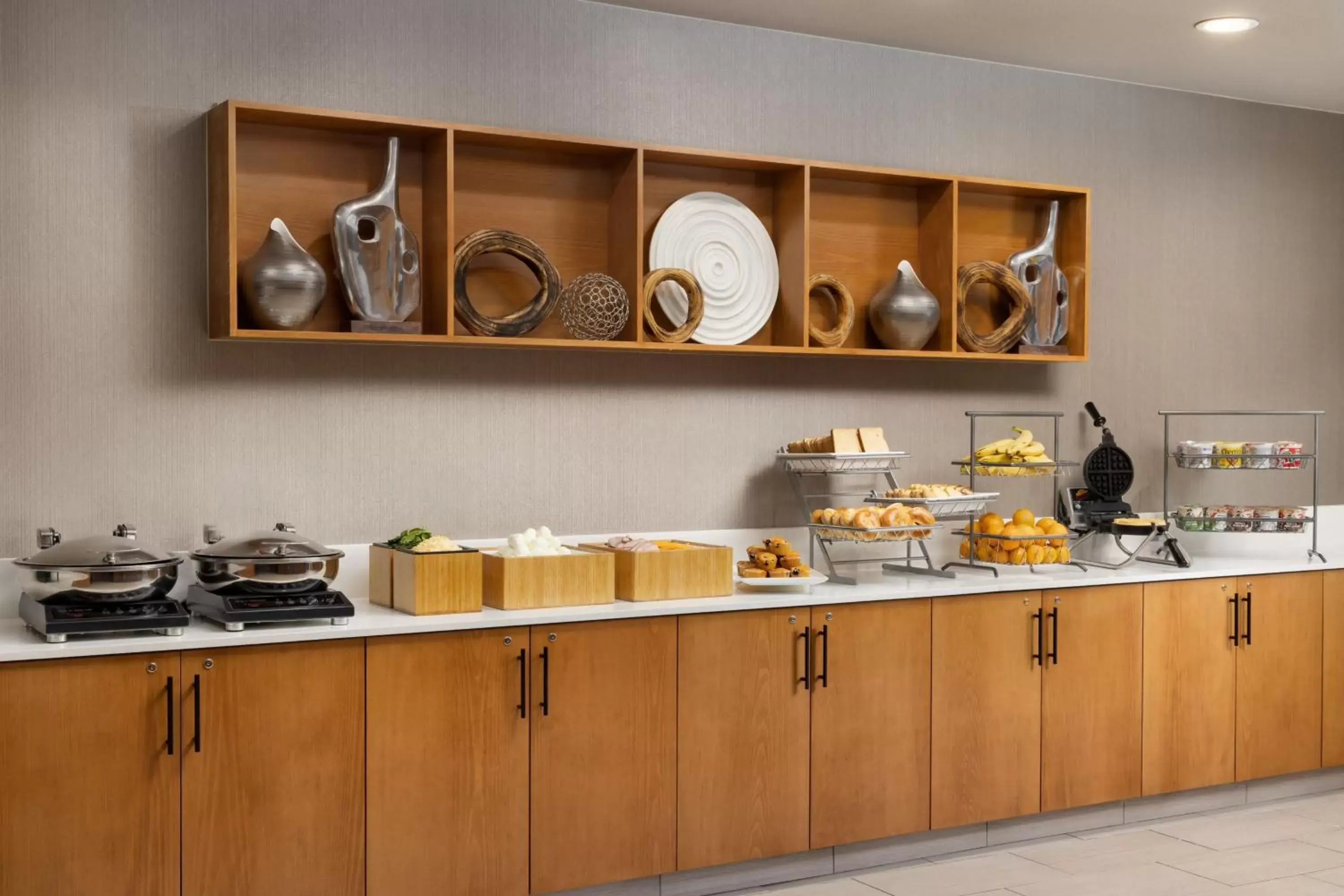 Breakfast, Restaurant/Places to Eat in SpringHill Suites Fresno