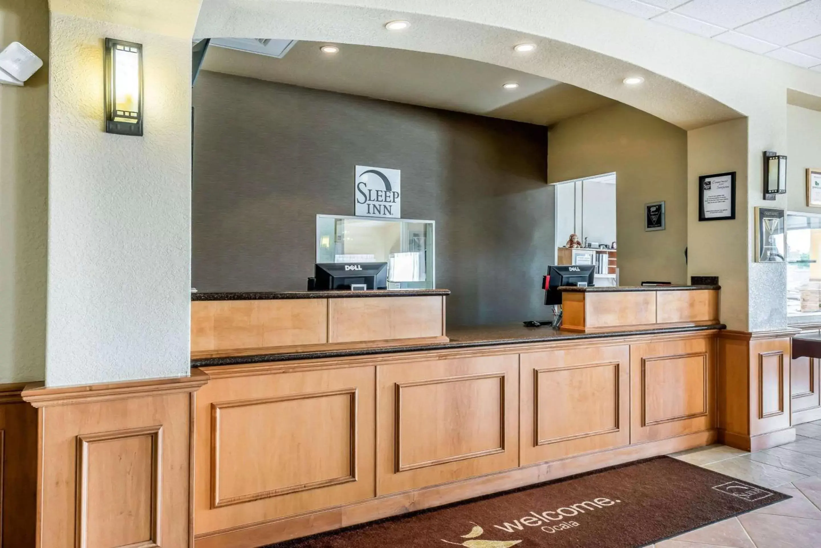 Lobby or reception, Kitchen/Kitchenette in Sleep Inn & Suites Ocala - Belleview