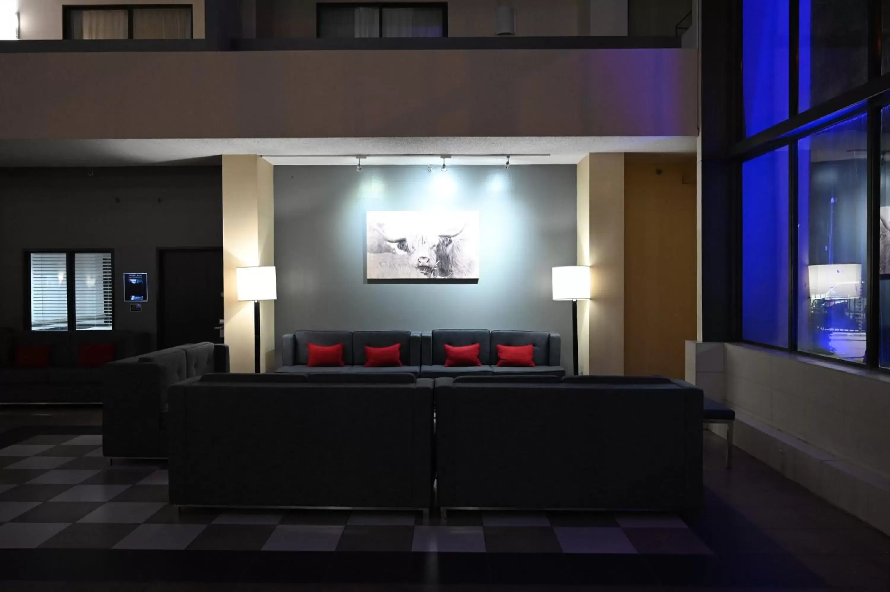 Seating area in Atrium Hotel and Suites DFW Airport